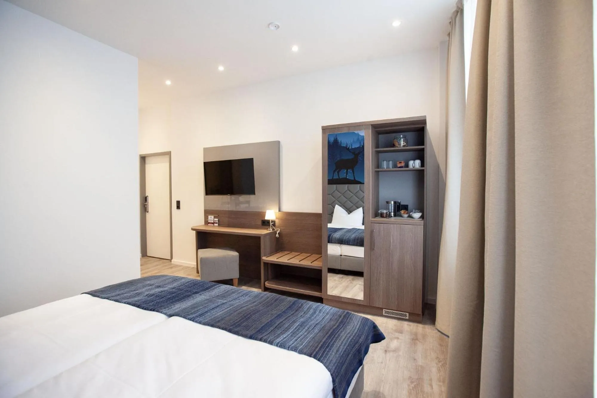 TV and multimedia, Bed in Gästehaus freches Perlhuhn