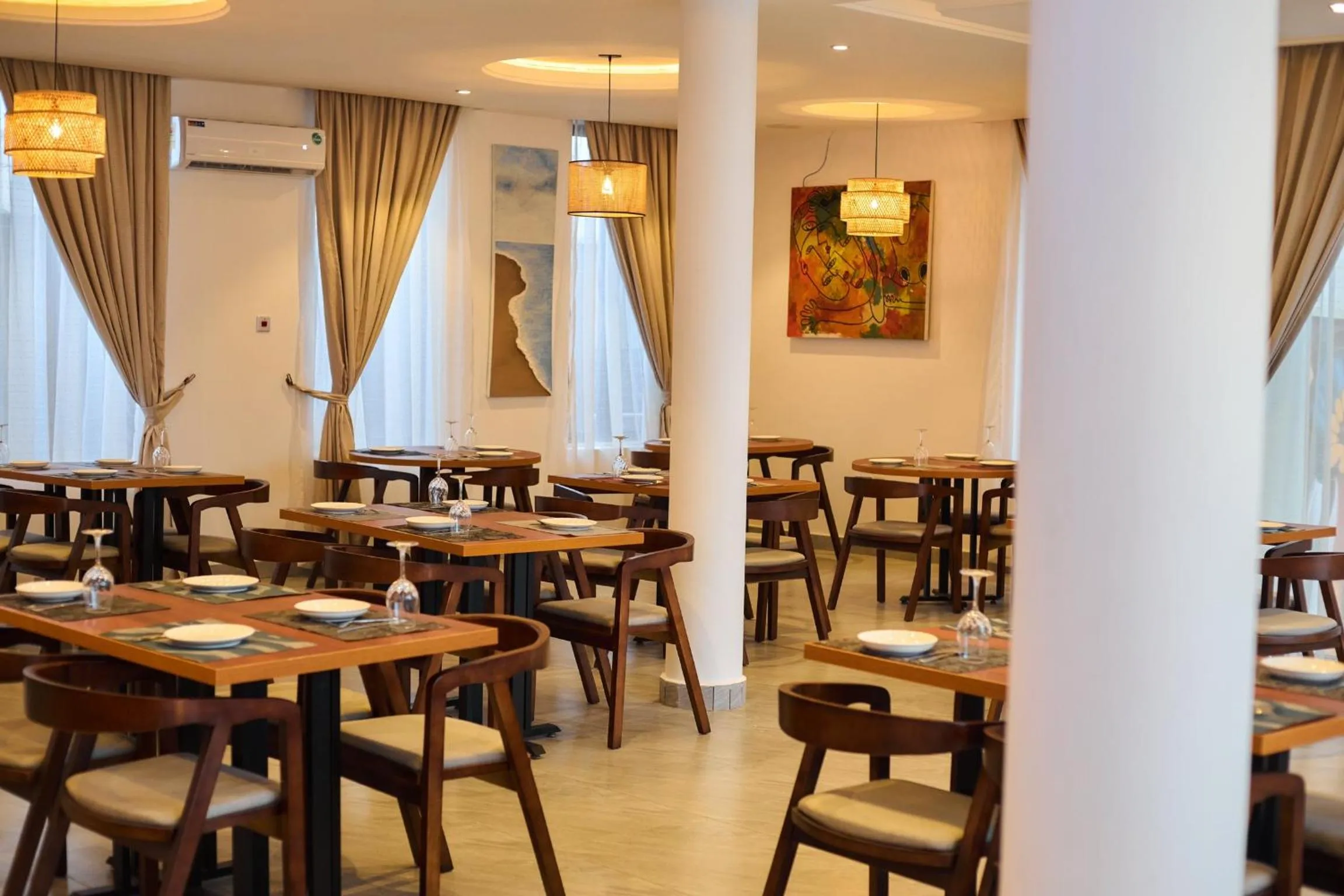 Restaurant/places to eat in AIDEN HOMES AND APARTMENTS HOTEl
