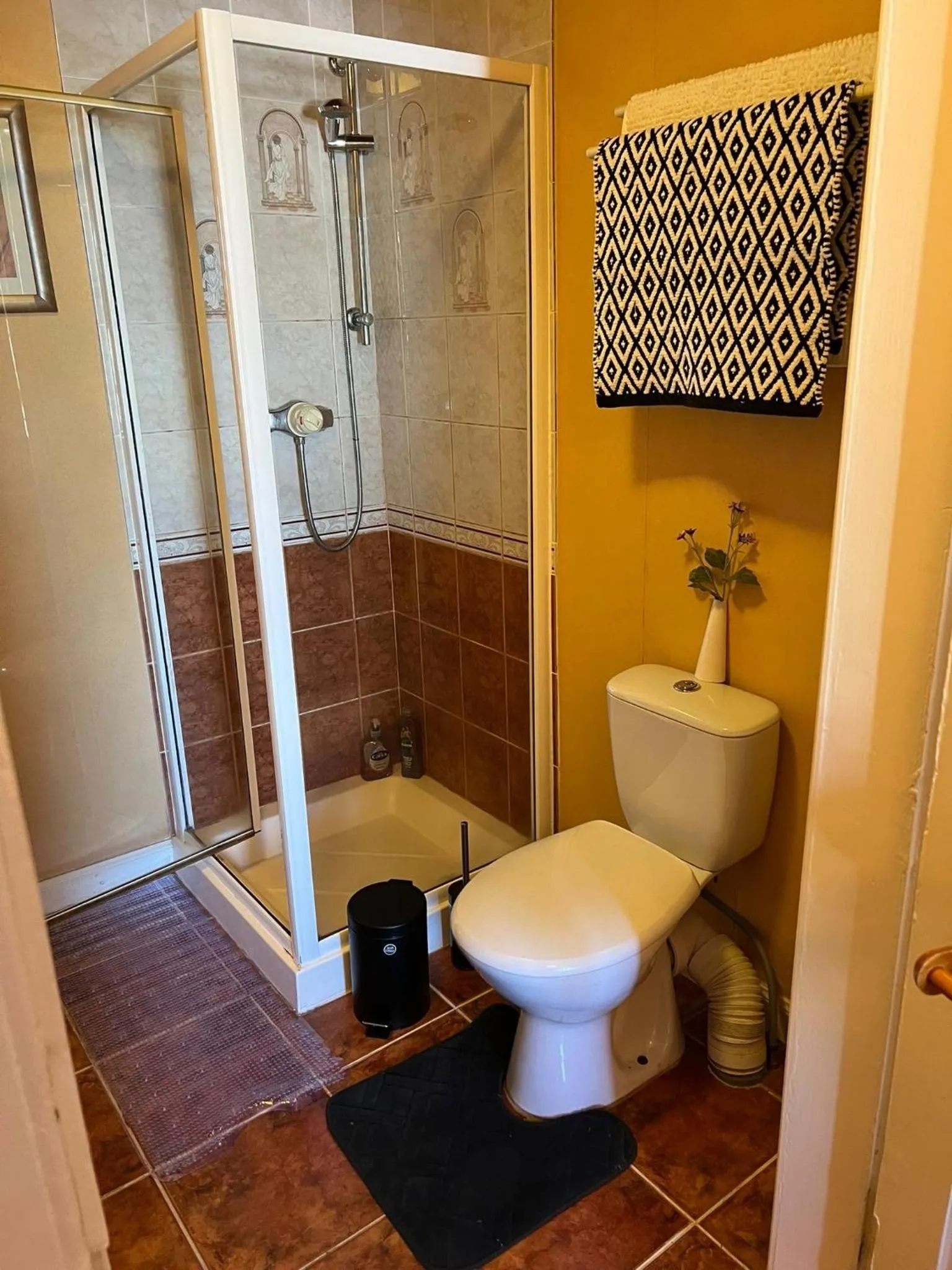 Bathroom in Edinburgh Travel Guest House