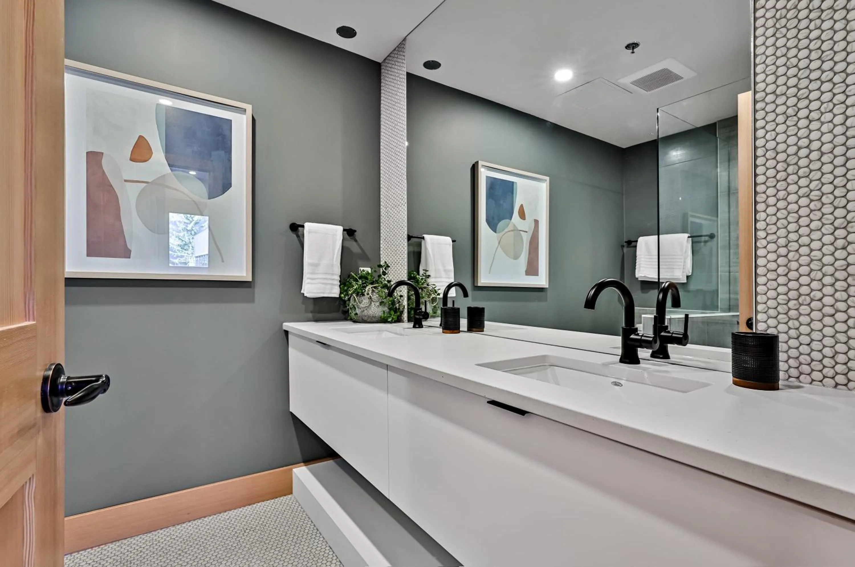 Ravens Crest Lodge - Stunning Views Perfectly Located on Main Street