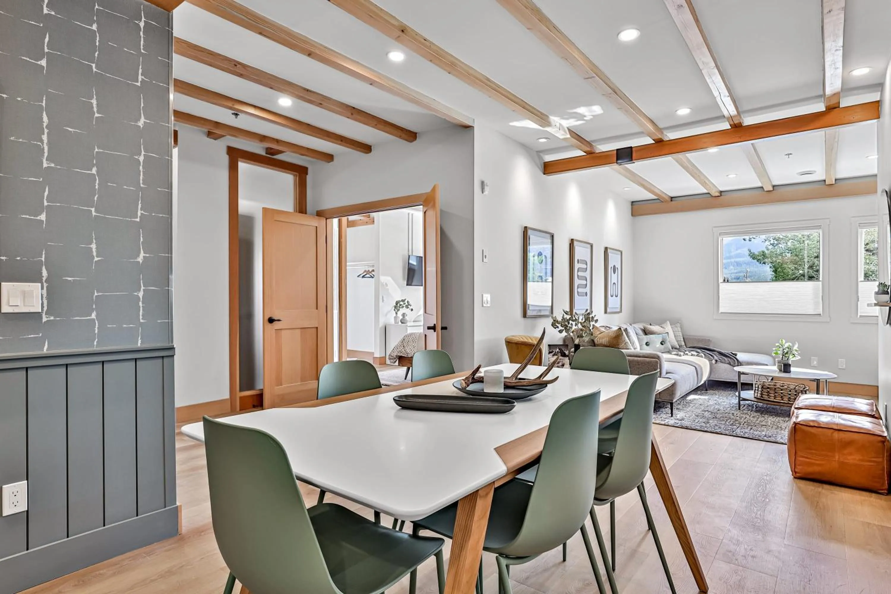 Ravens Crest Lodge - Stunning Views Perfectly Located on Main Street