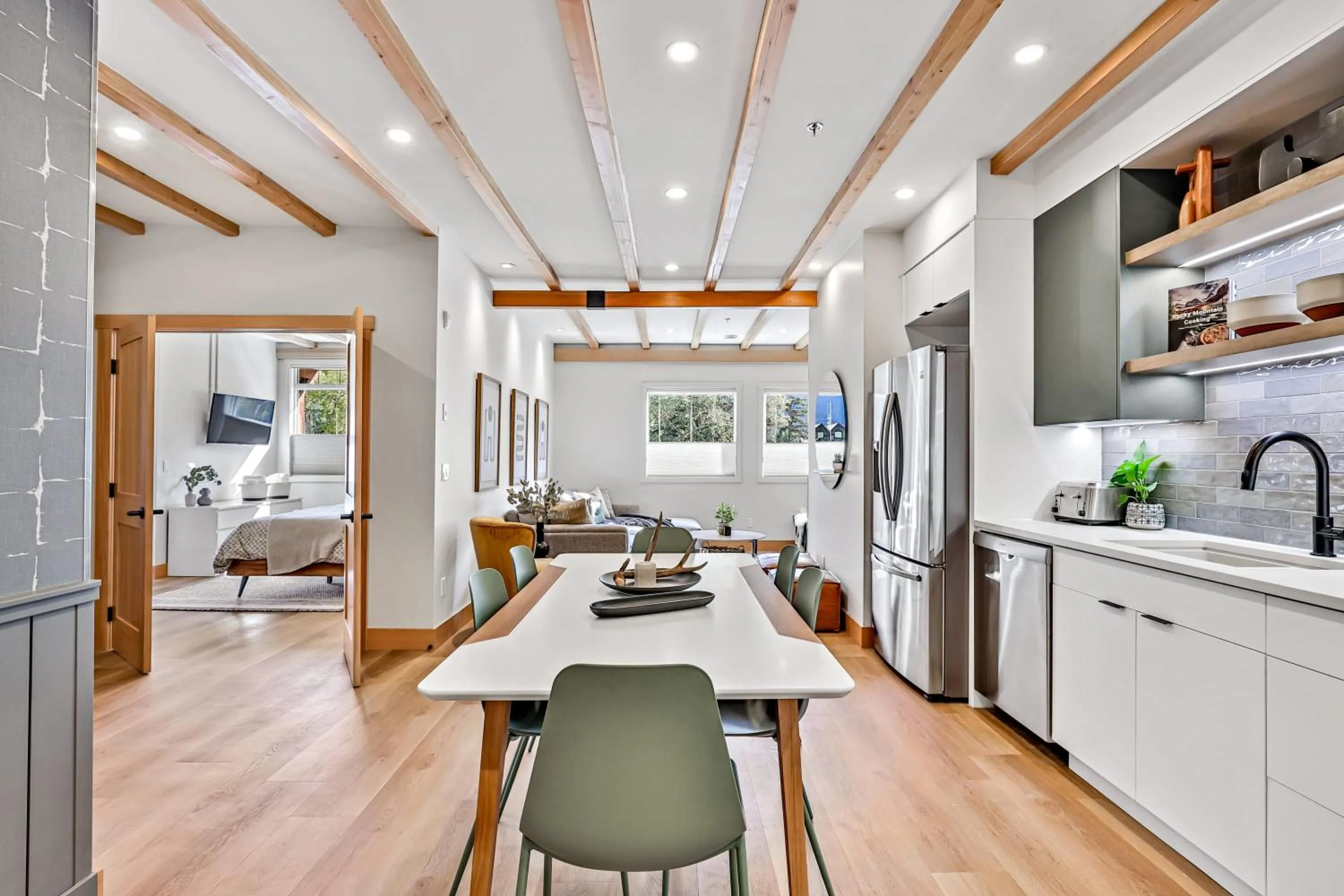 Ravens Crest Lodge - Stunning Views Perfectly Located on Main Street