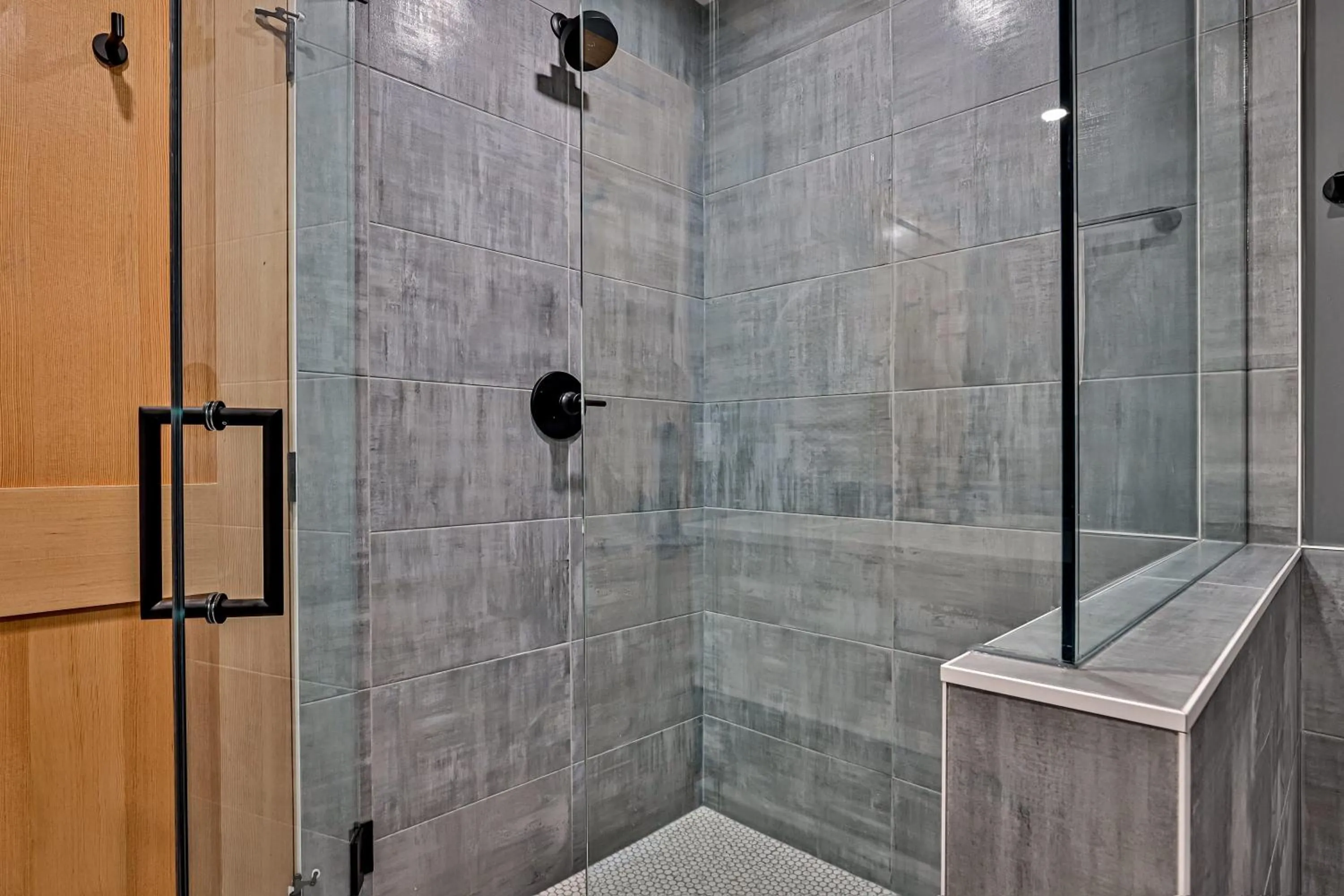 Ravens Crest Lodge - Stunning Views Perfectly Located on Main Street