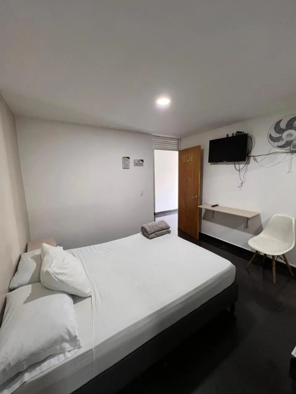 Bathroom, Bed in Hotel Aura Medellin
