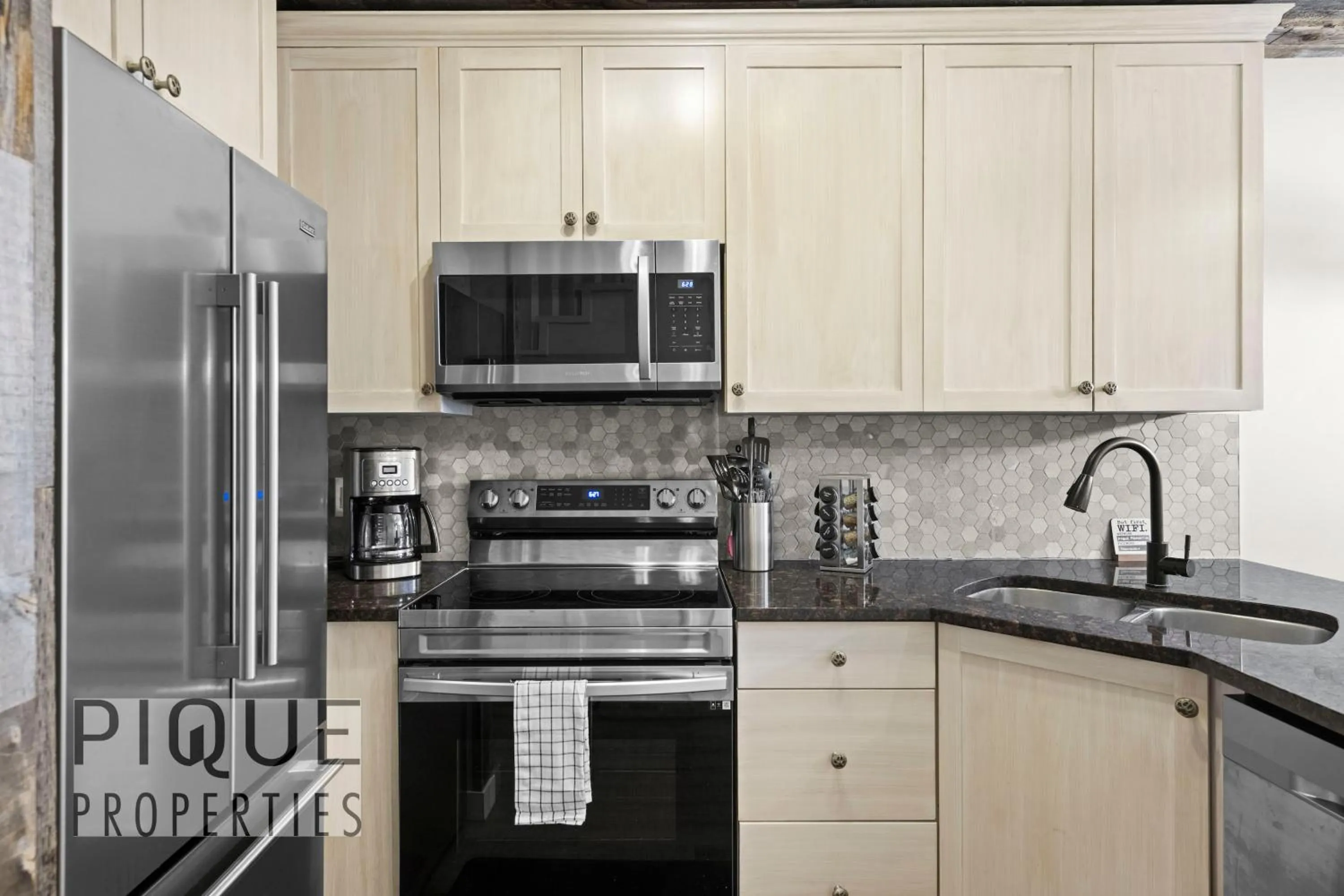 Mystic Mountain Chalet, Heated Outdoor Pool & Hot Tub, Free Parking, Fast Wifi!