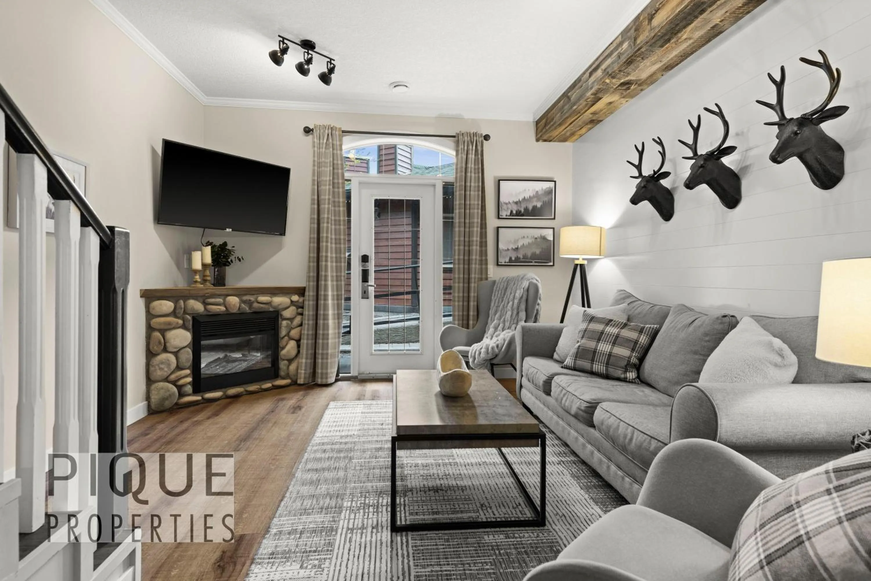 Mystic Mountain Chalet, Heated Outdoor Pool & Hot Tub, Free Parking, Fast Wifi!