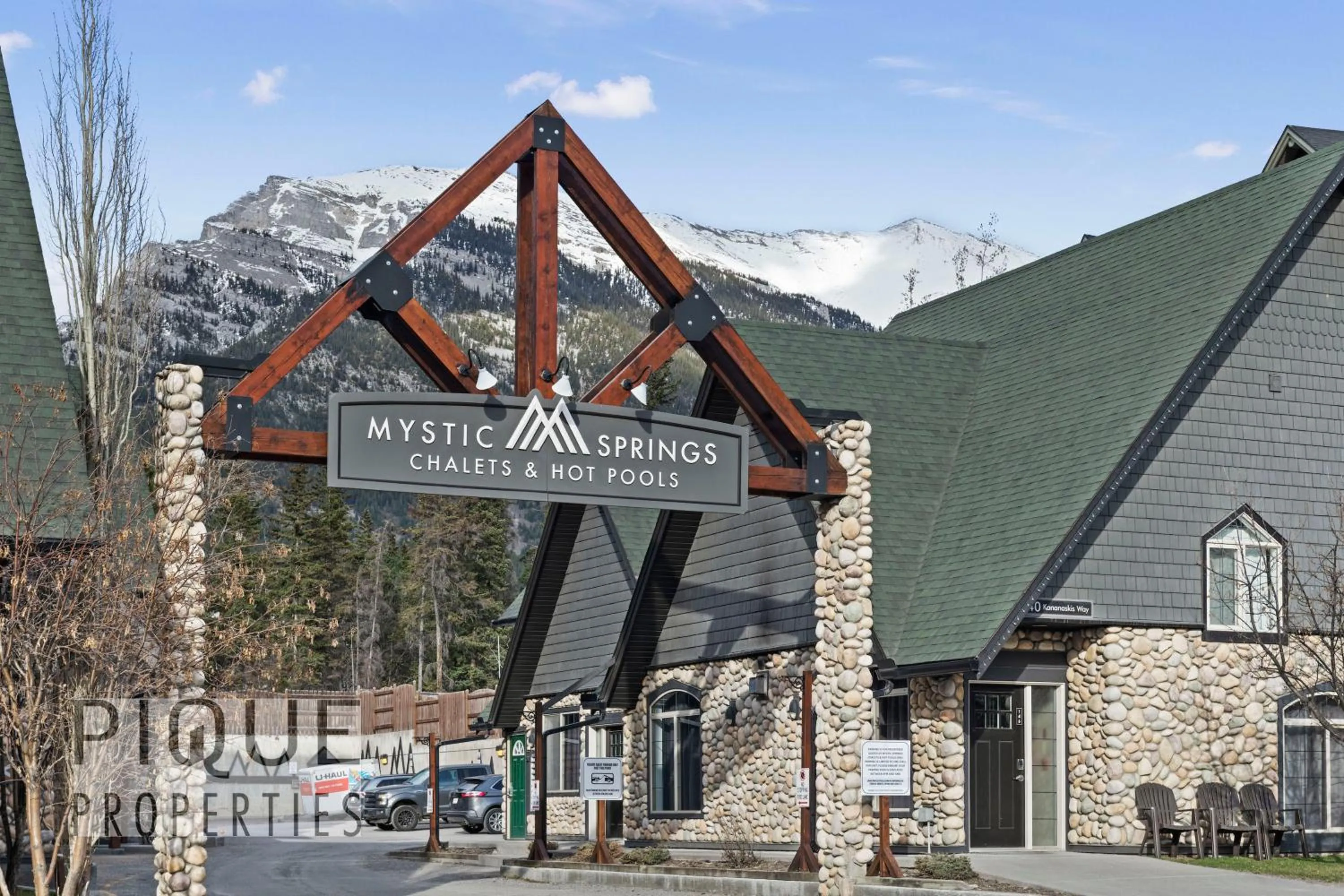 Mystic Mountain Chalet, Heated Outdoor Pool & Hot Tub, Free Parking, Fast Wifi!