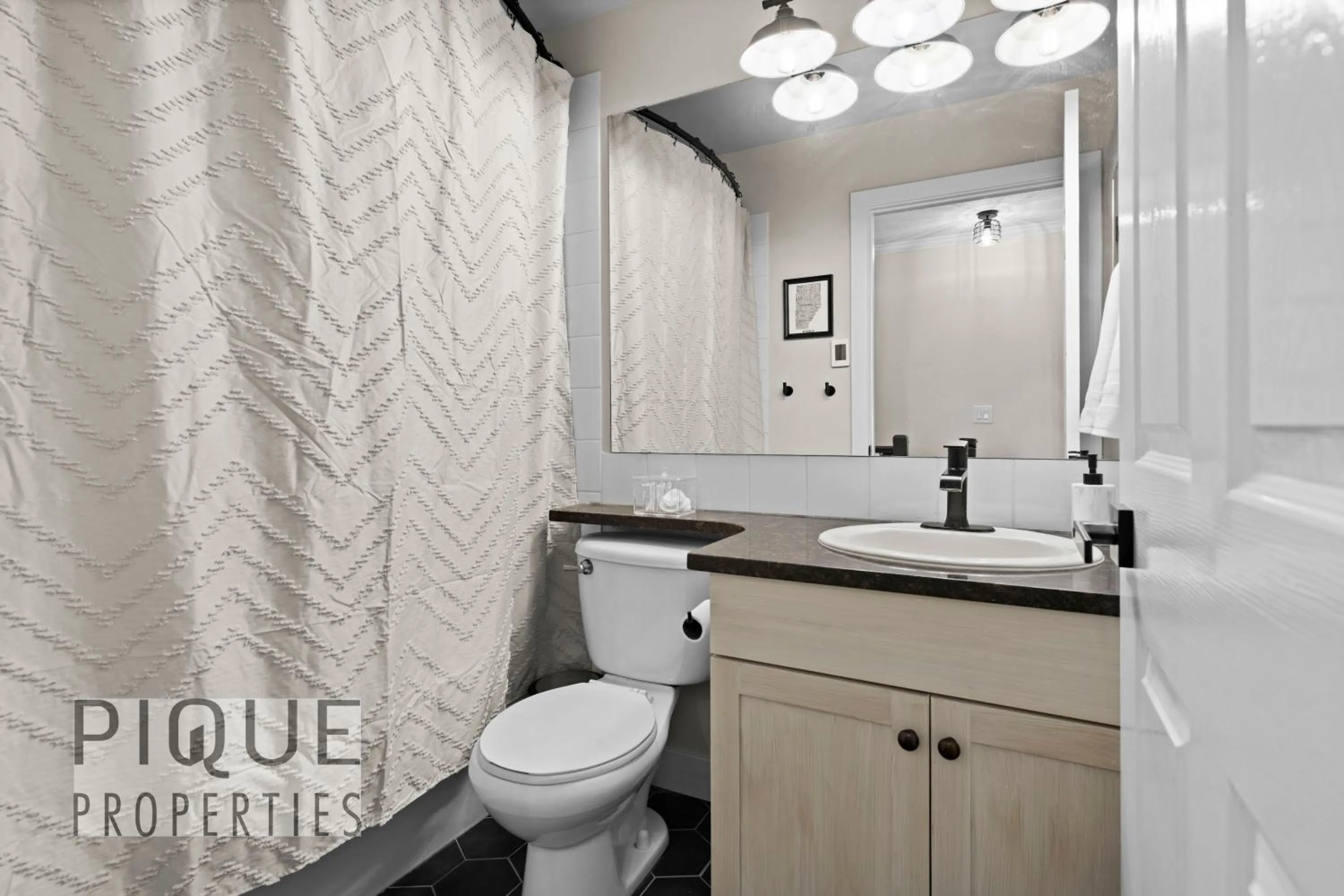 Mystic Mountain Chalet, Heated Outdoor Pool & Hot Tub, Free Parking, Fast Wifi!