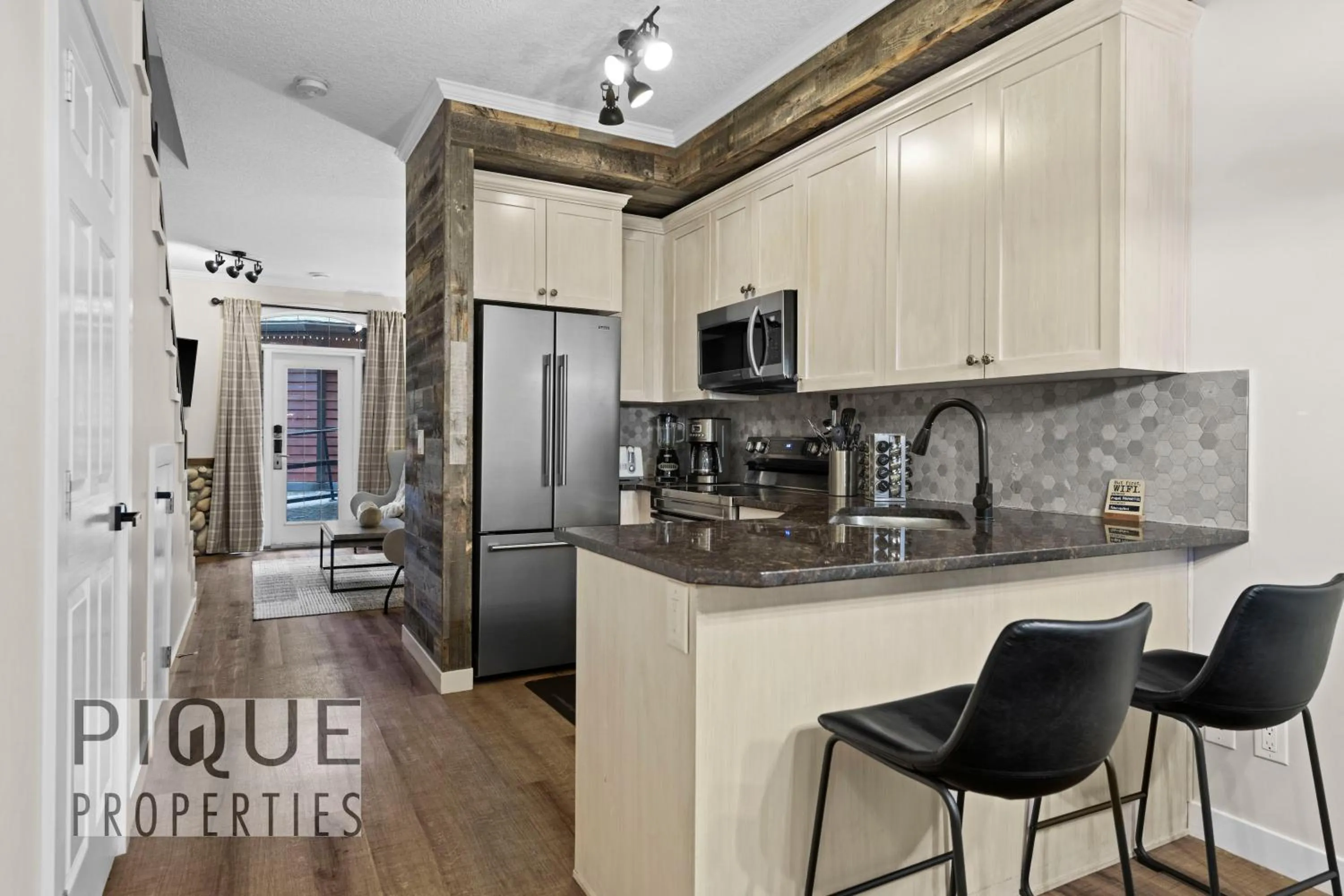 Mystic Mountain Chalet, Heated Outdoor Pool & Hot Tub, Free Parking, Fast Wifi!