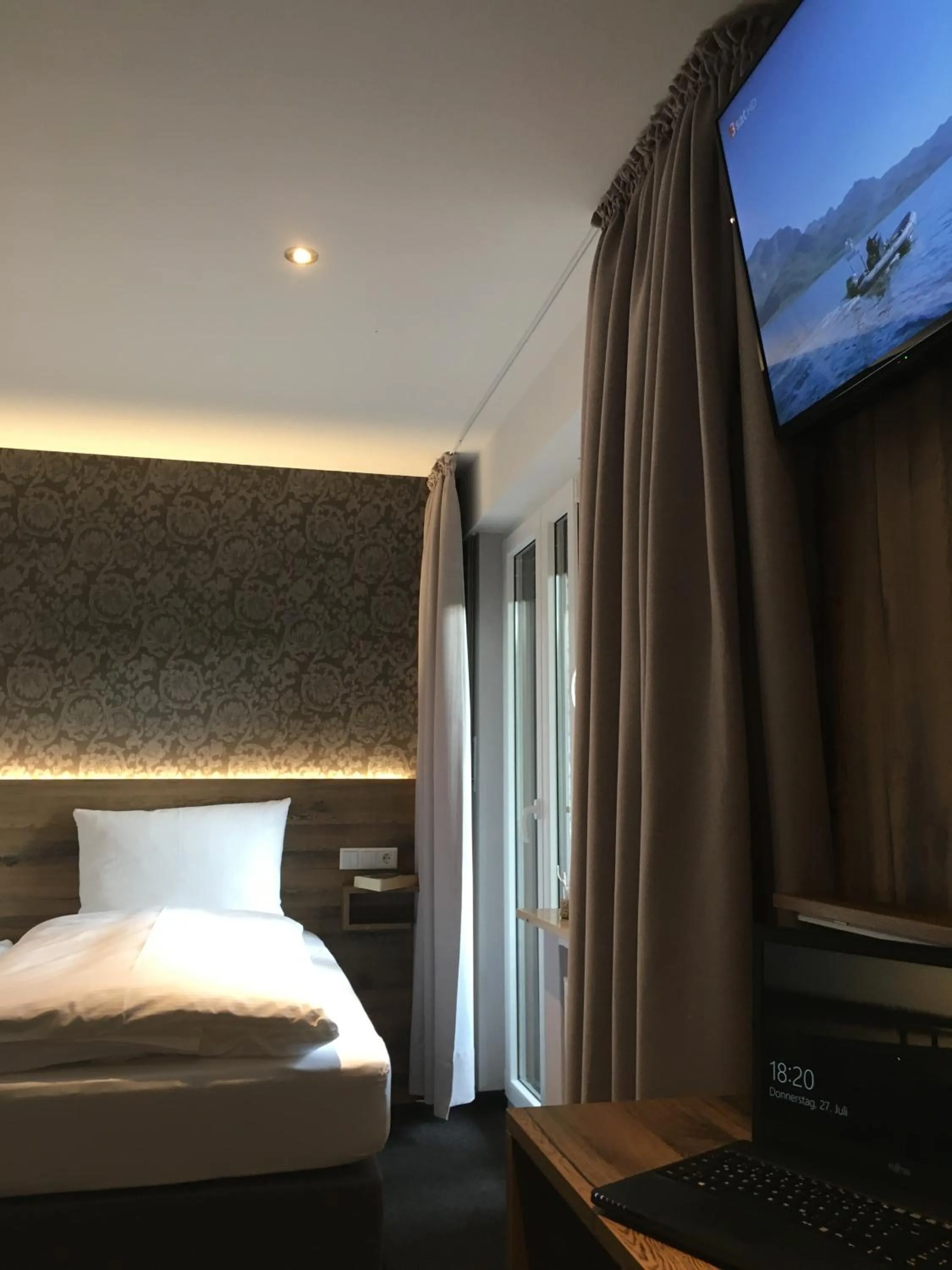 Photo of the whole room, Bed in Landhaus Hotel Göke