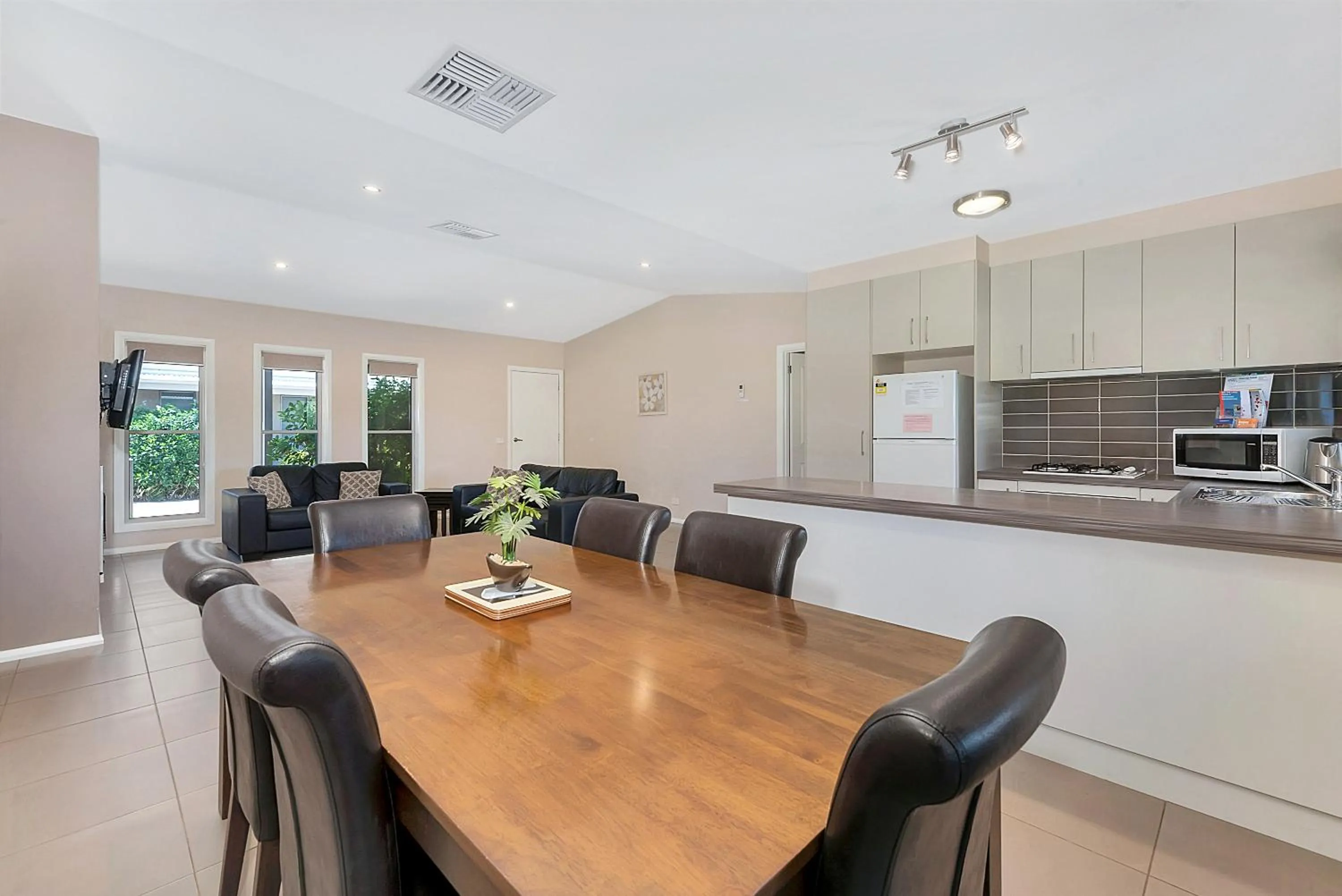 Kitchen or kitchenette in Kennedy Holiday Villas