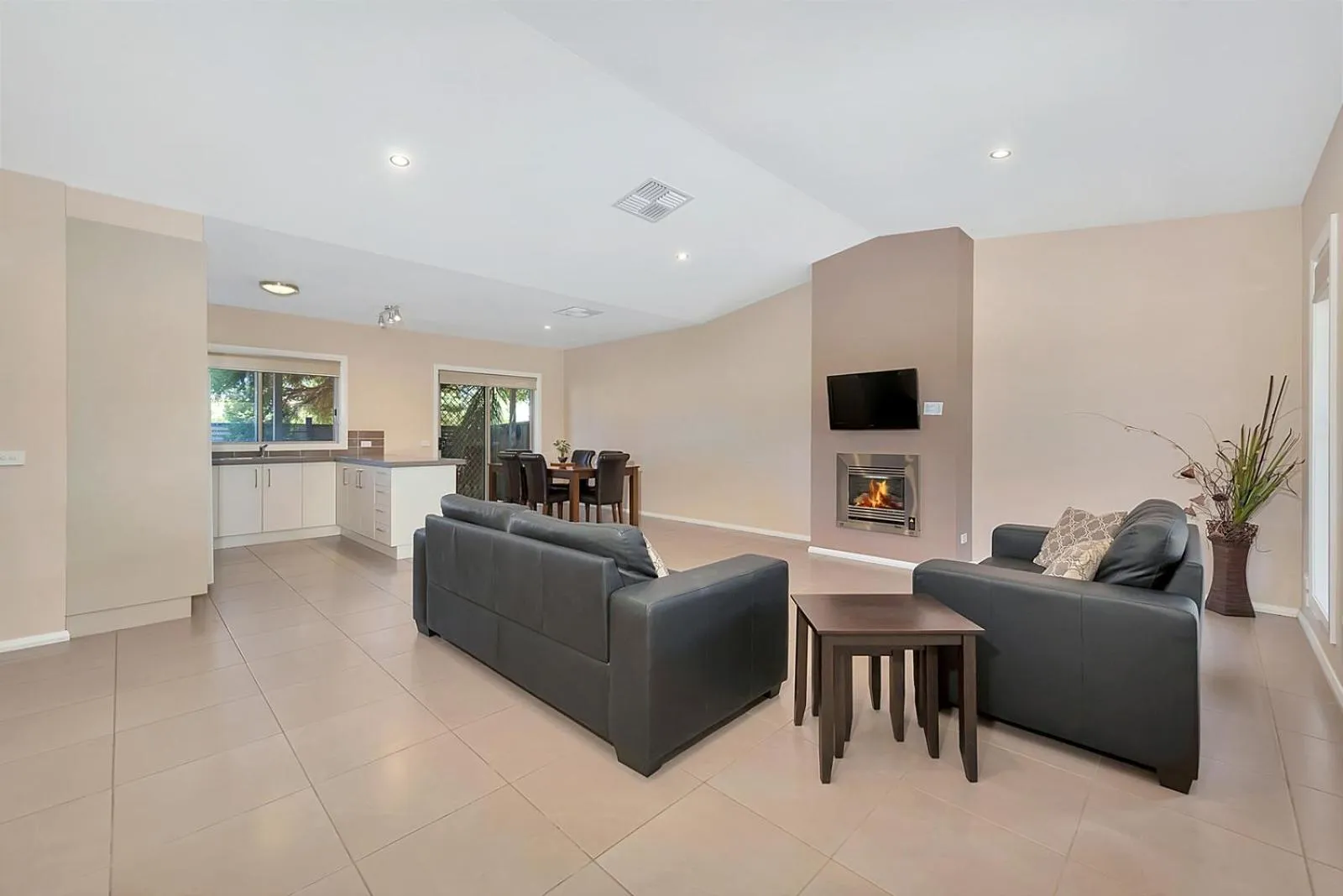 Kitchen or kitchenette in Kennedy Holiday Villas