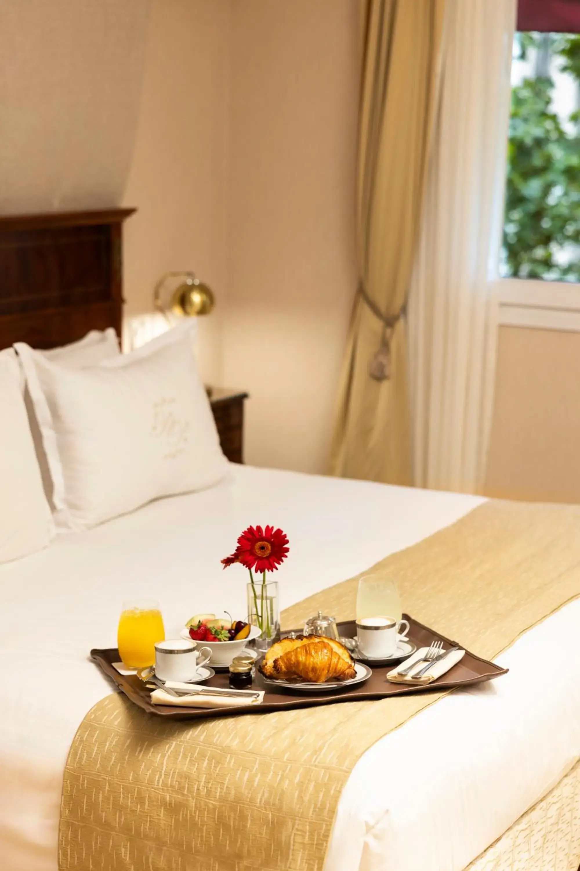 Coffee/tea facilities, Bed in Melia Recoleta Plaza Hotel Coffee/tea facilities, Bed in Melia Recoleta Plaza Hotel
