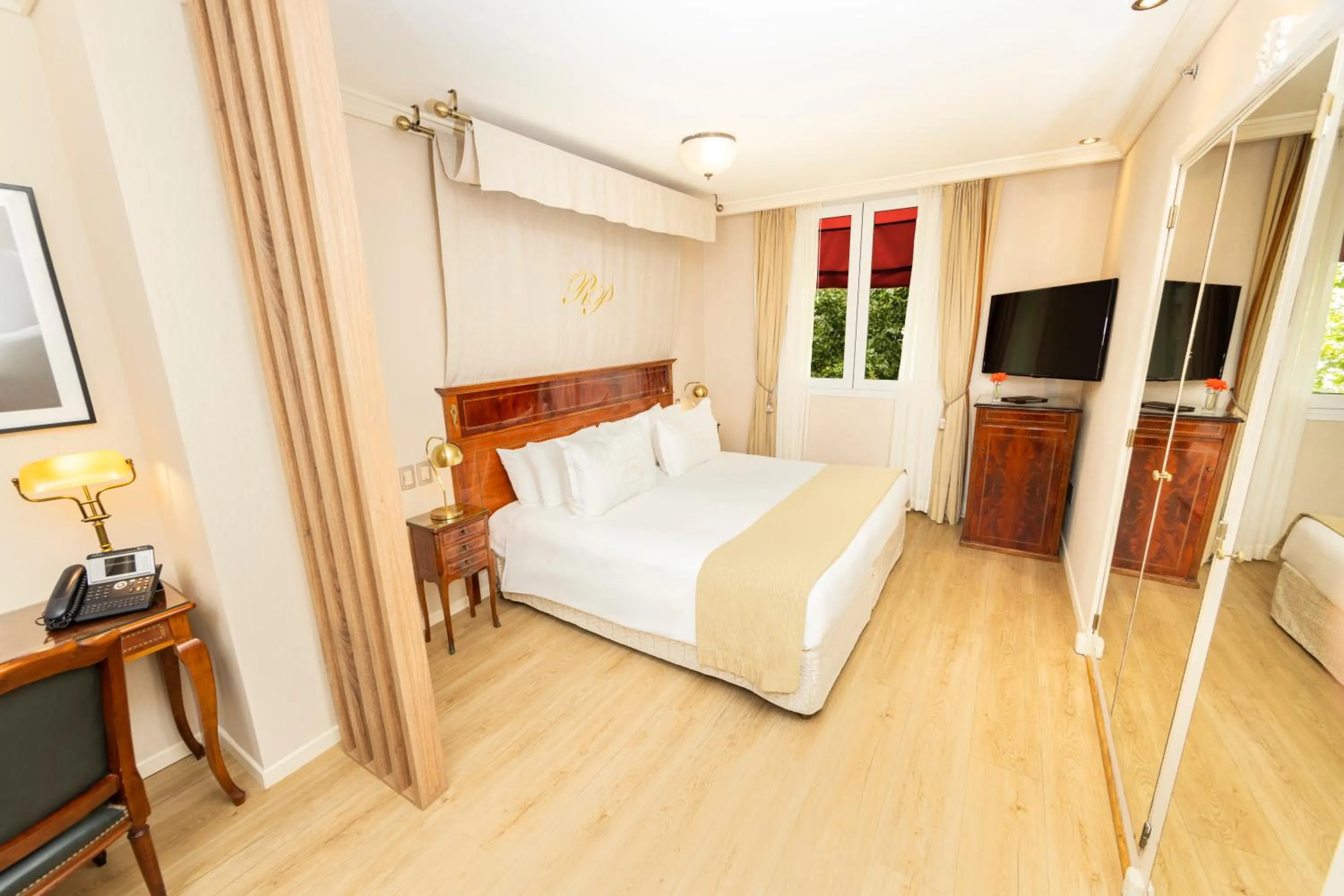 Photo of the whole room, Bed in Melia Recoleta Plaza Hotel