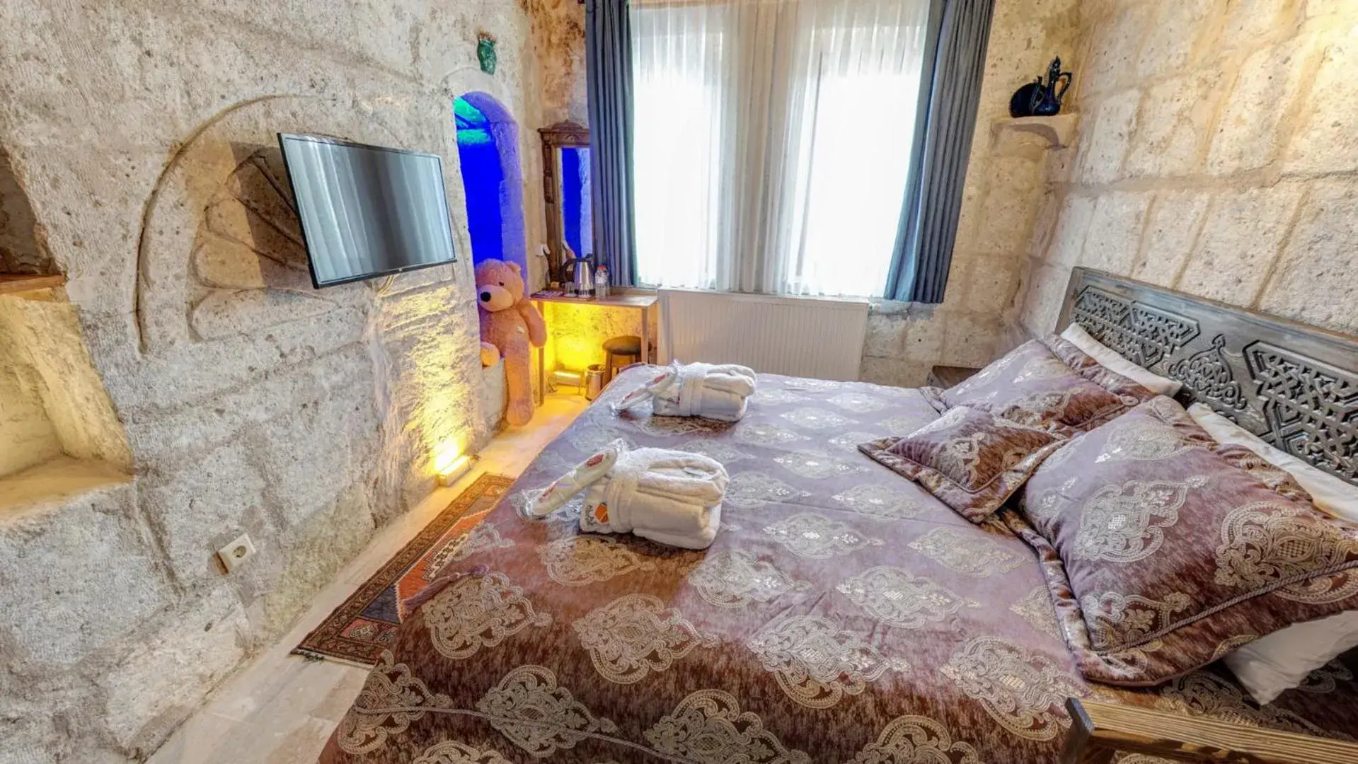 Photo of the whole room, Bed in Cappadocia Alaz Cave Otel Photo of the whole room, Bed in Cappadocia Alaz Cave Otel