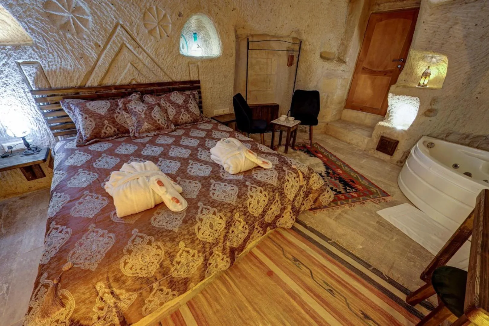 Photo of the whole room, Bed in Cappadocia Alaz Cave Otel