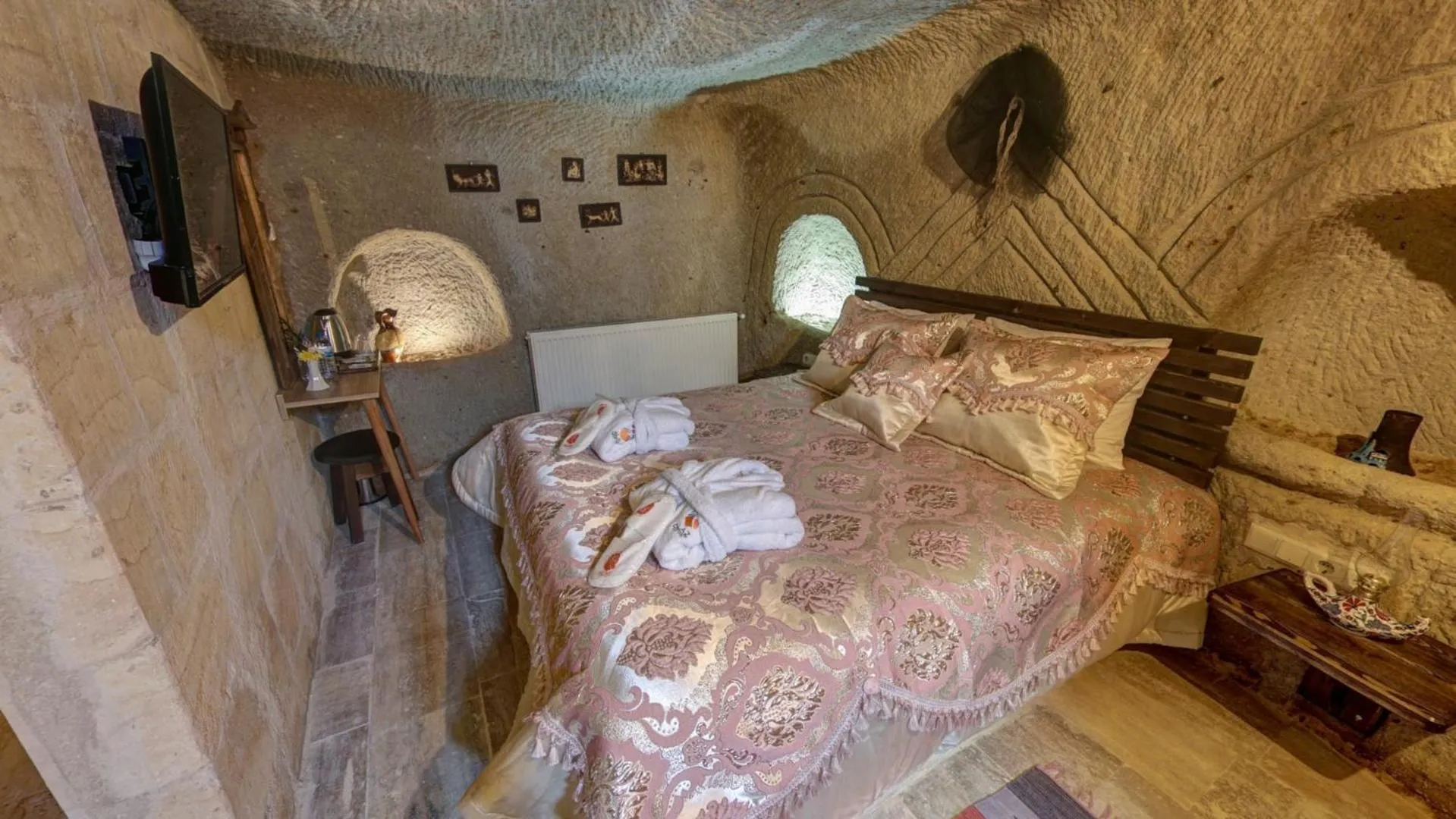 Photo of the whole room, Bed in Cappadocia Alaz Cave Otel