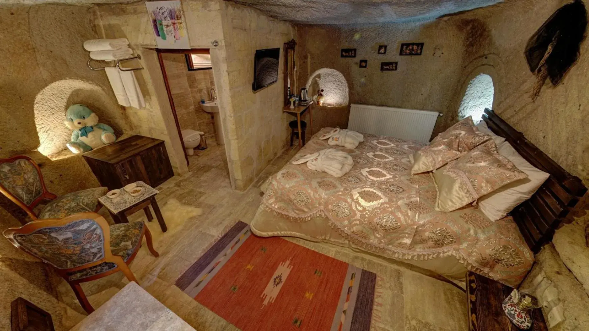 Photo of the whole room, Bed in Cappadocia Alaz Cave Otel Photo of the whole room, Bed in Cappadocia Alaz Cave Otel