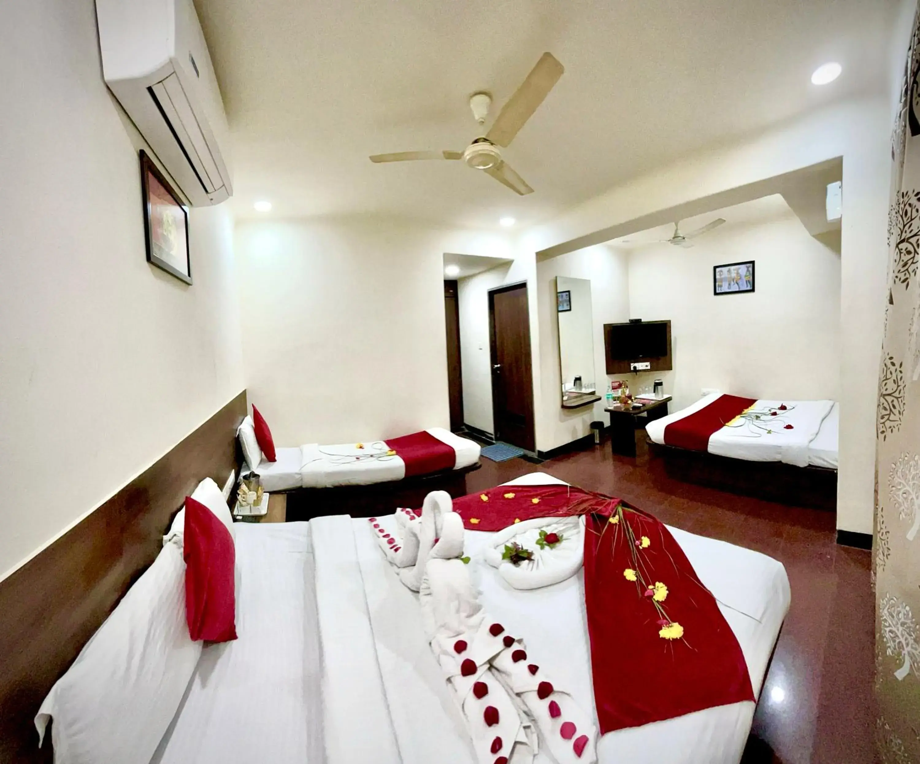 Super Deluxe 5 Bed AC Room in Hotel Sai Chhatra Super Deluxe 5 Bed AC Room in Hotel Sai Chhatra