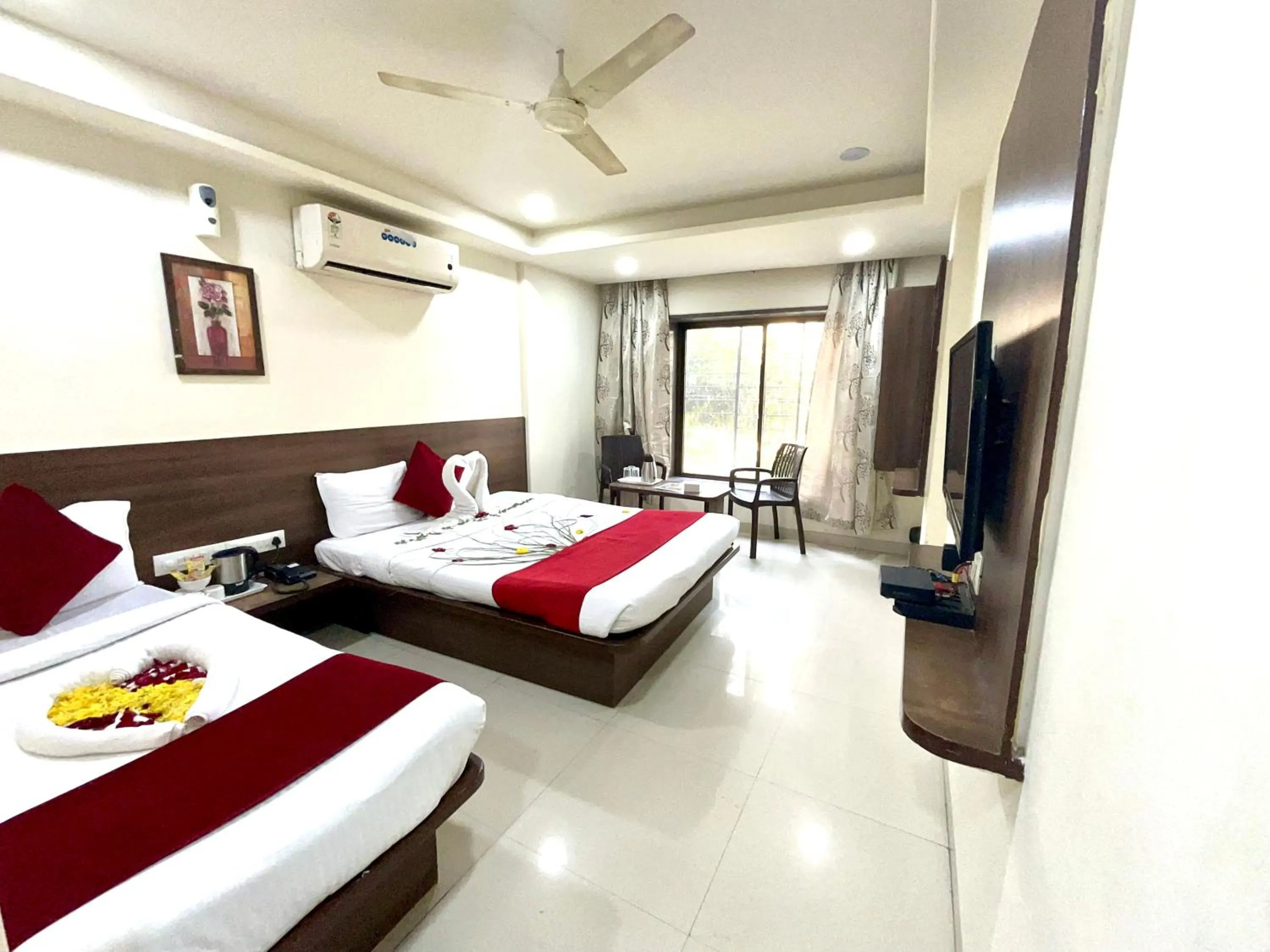Super Deluxe 3 Bed AC Room in Hotel Sai Chhatra