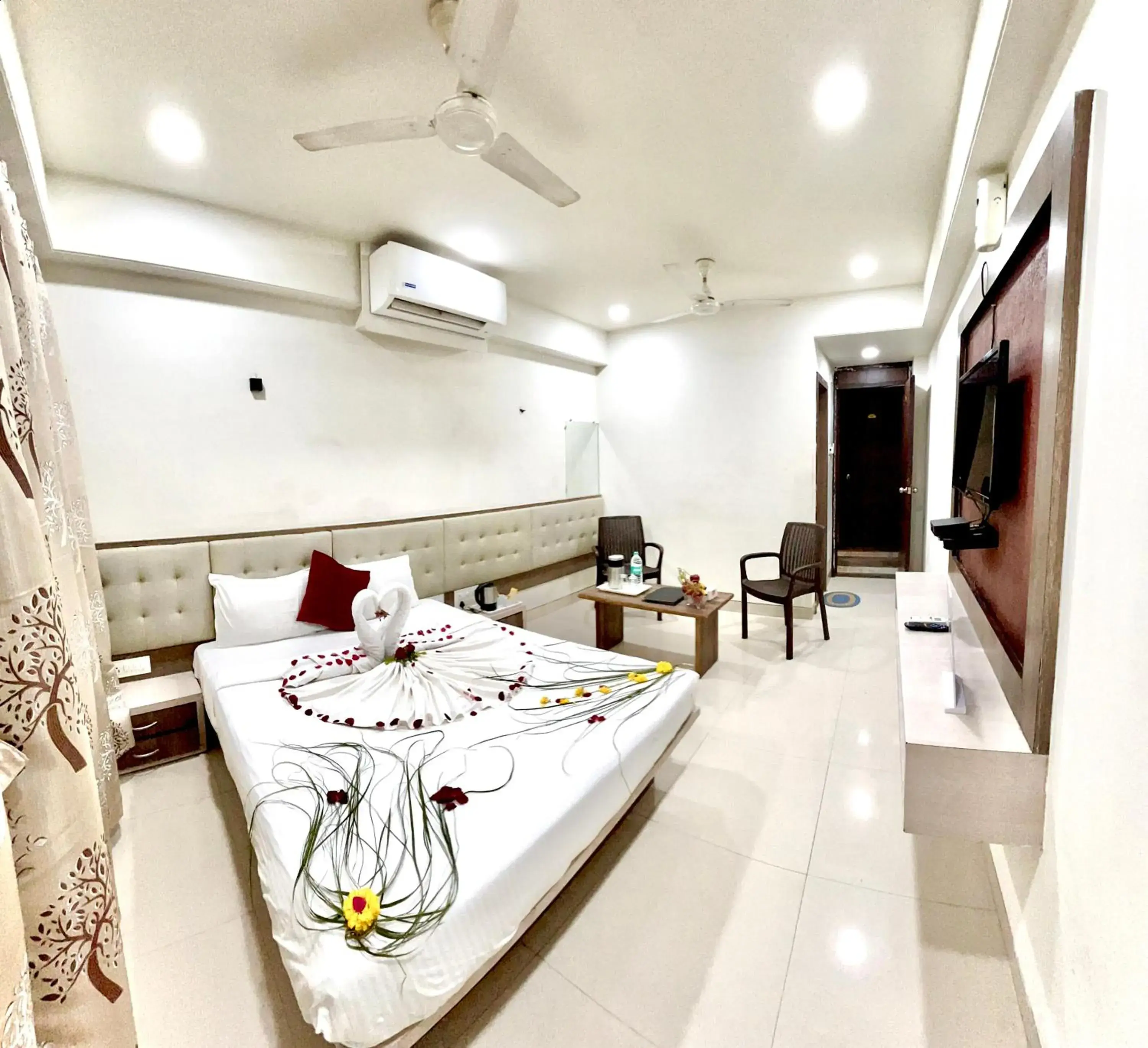 Deluxe Double or Twin Room in Hotel Sai Chhatra Deluxe Double or Twin Room in Hotel Sai Chhatra
