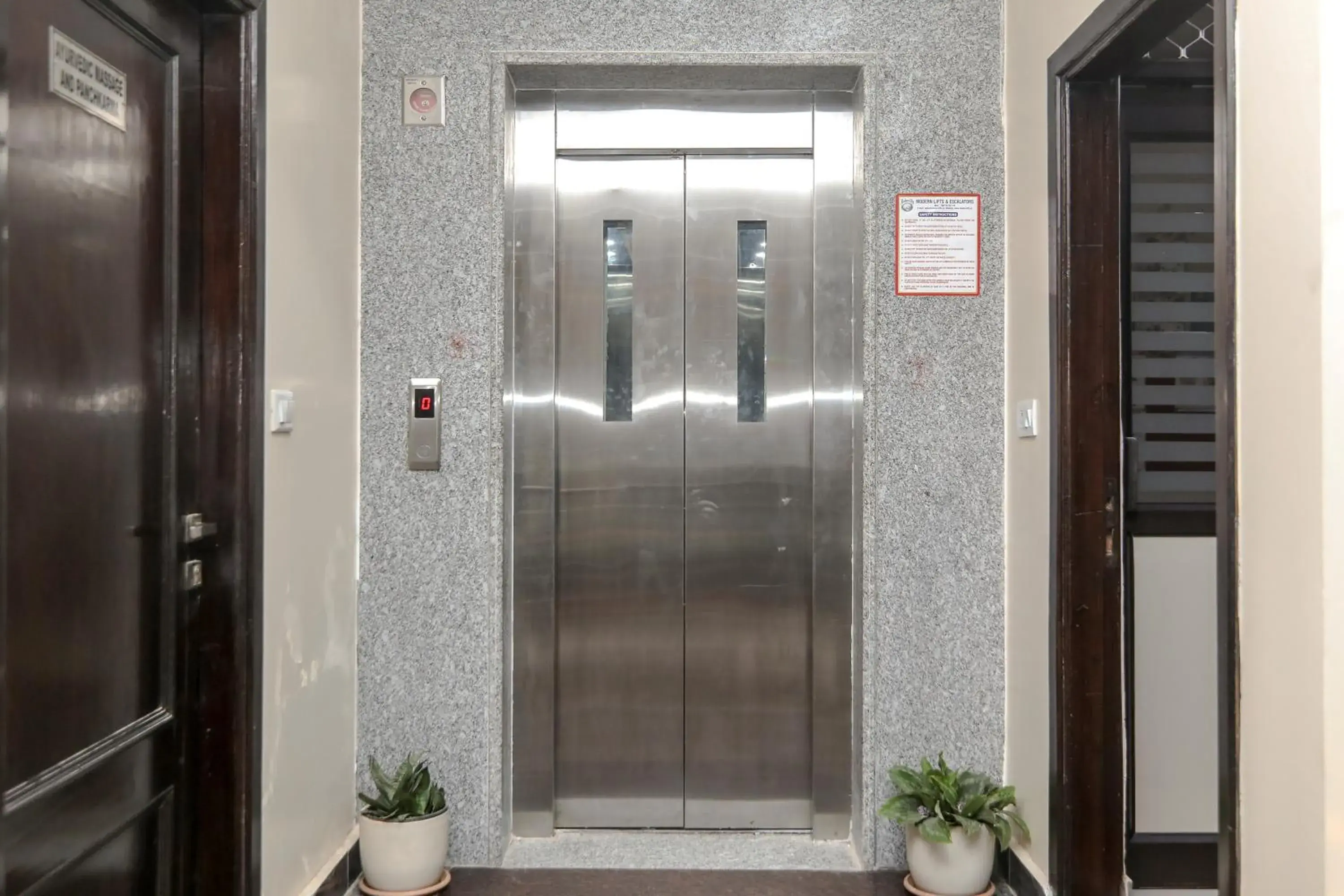 Facade/entrance in Hotel Yog Vashishth Facade/entrance in Hotel Yog Vashishth