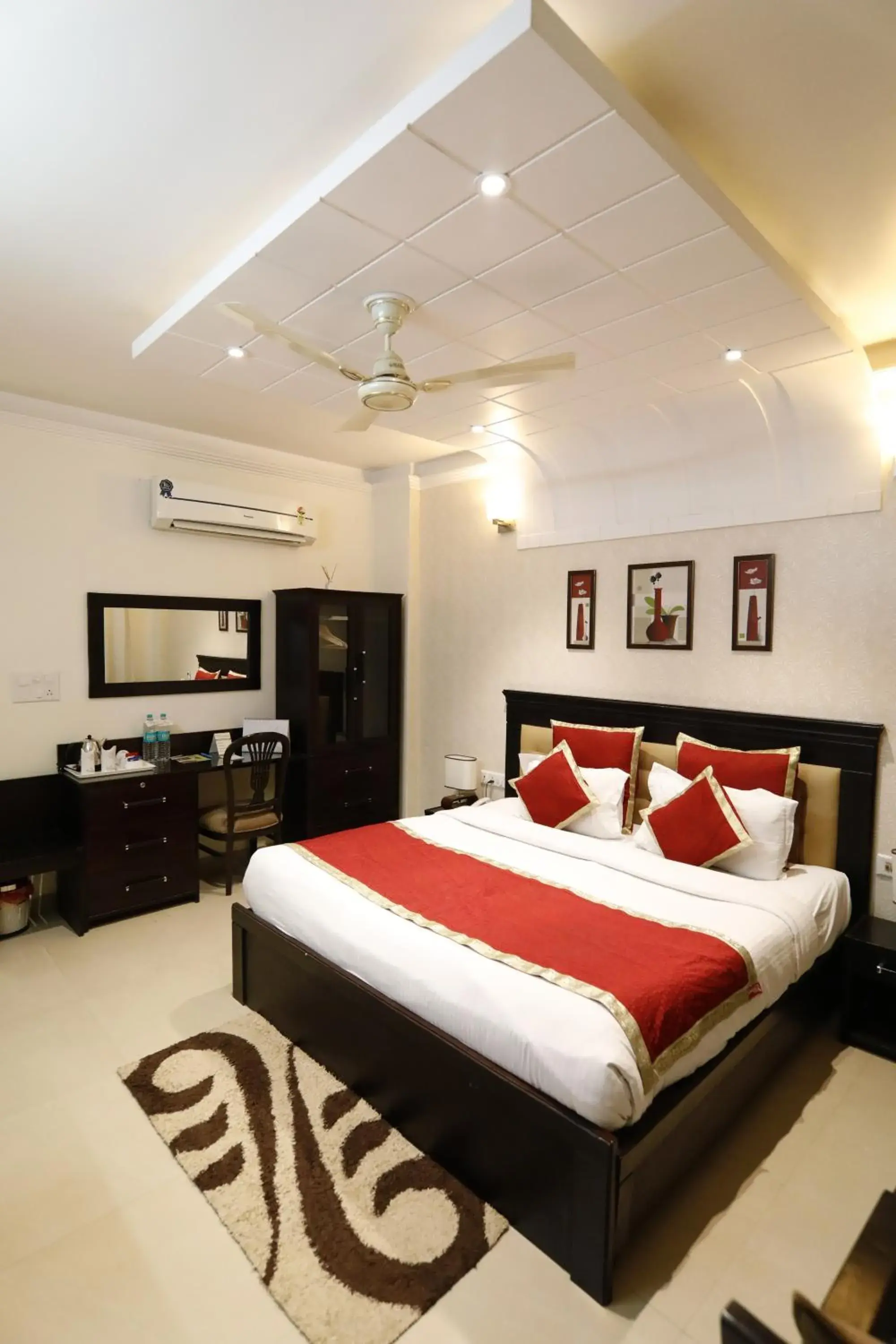 Bedroom, Bed in Hotel Yog Vashishth Bedroom, Bed in Hotel Yog Vashishth