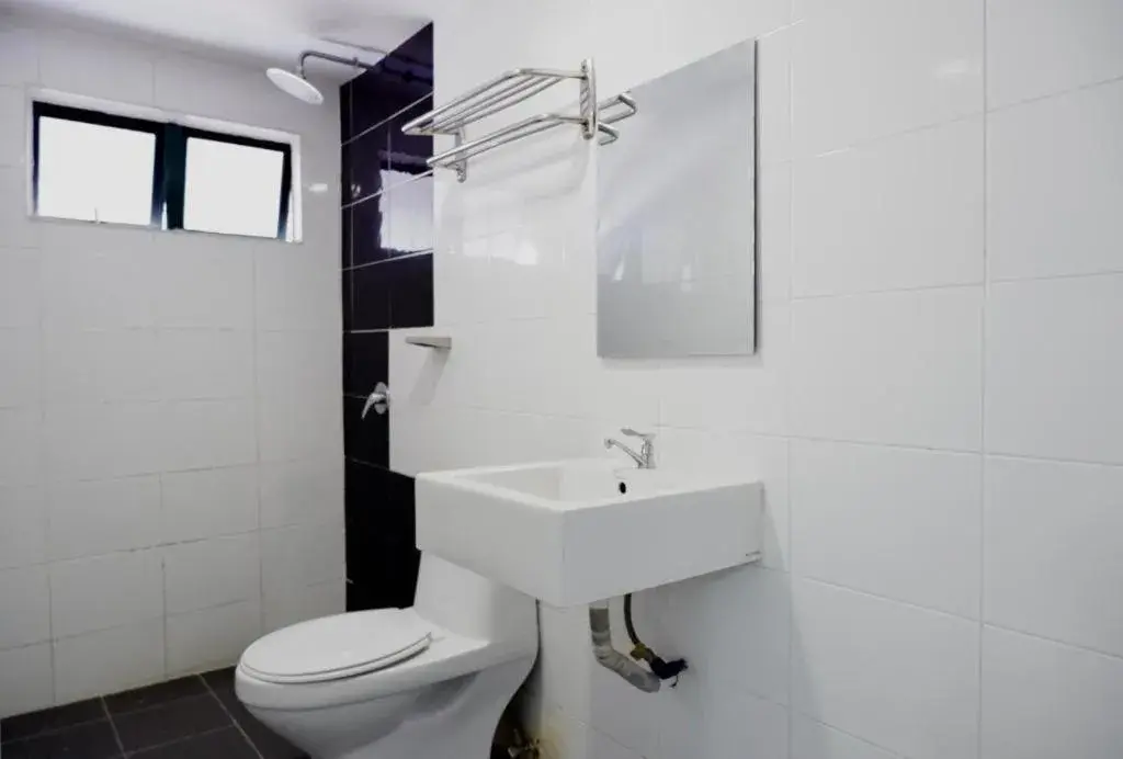 Bathroom in Iris Garden Hotel