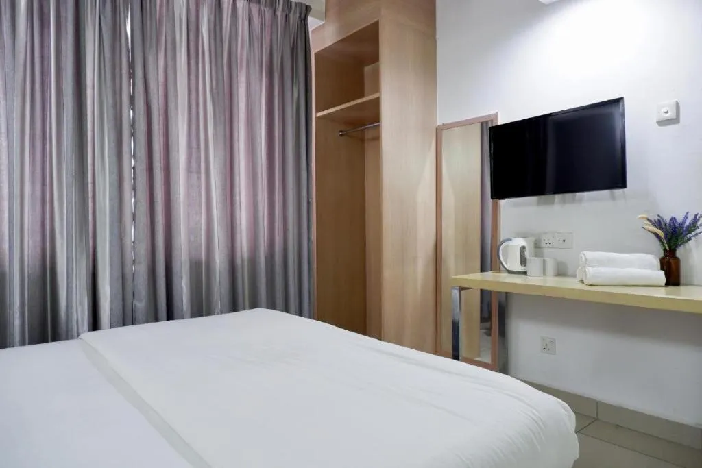 Bed, TV/Entertainment Center in Iris Garden Hotel