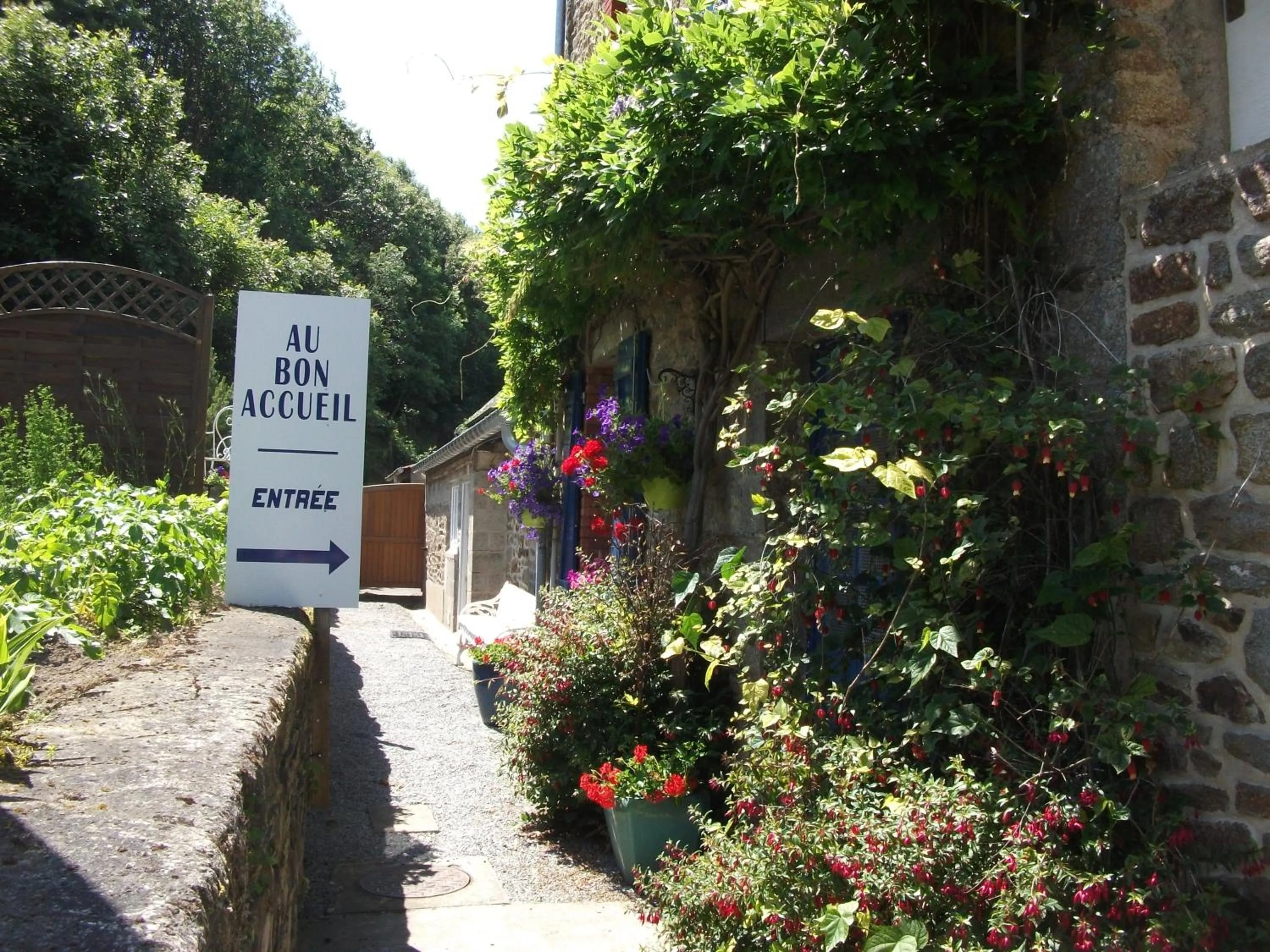 Facade/entrance in Au Bon Accueil