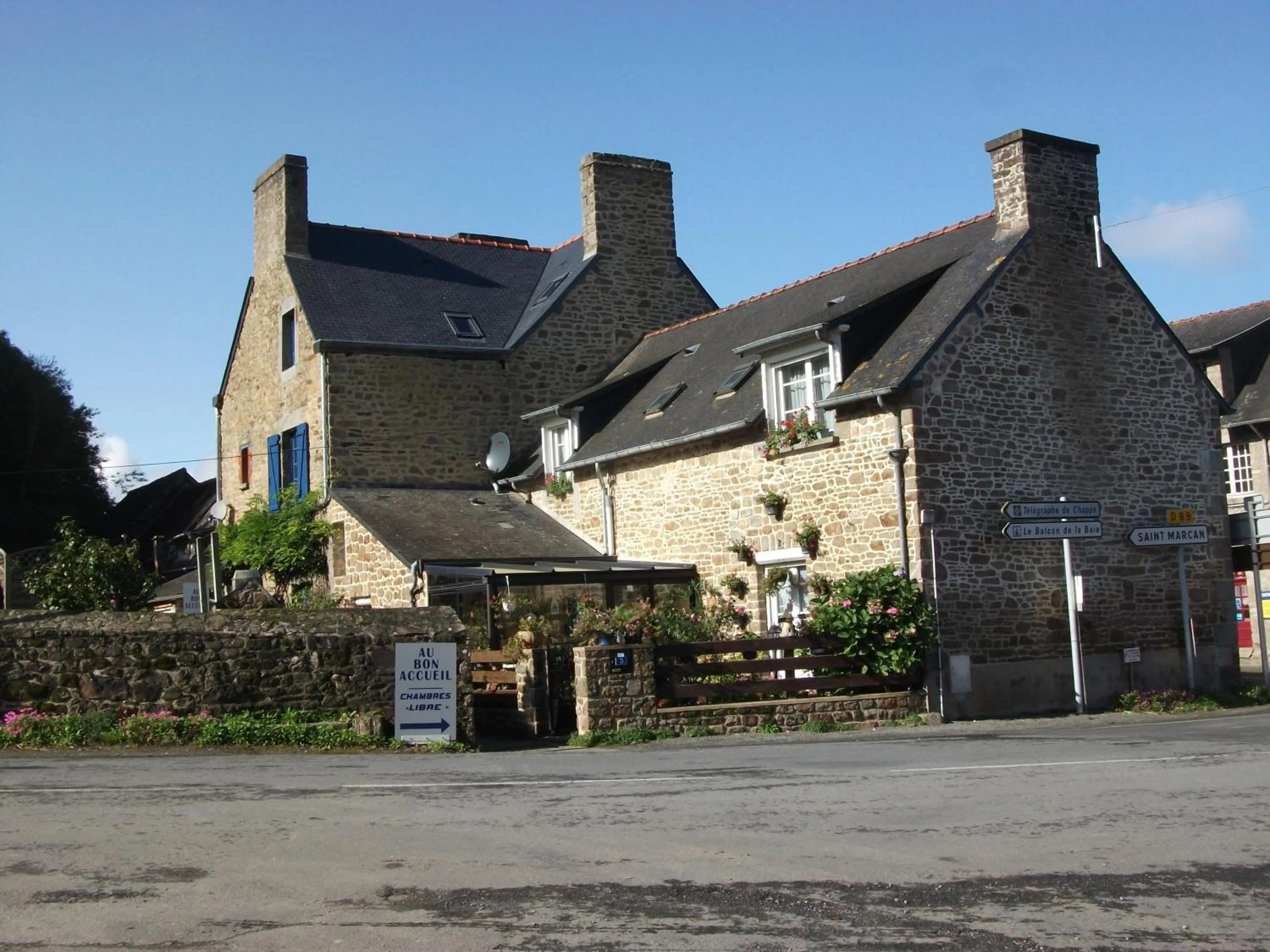 Property building in Au Bon Accueil