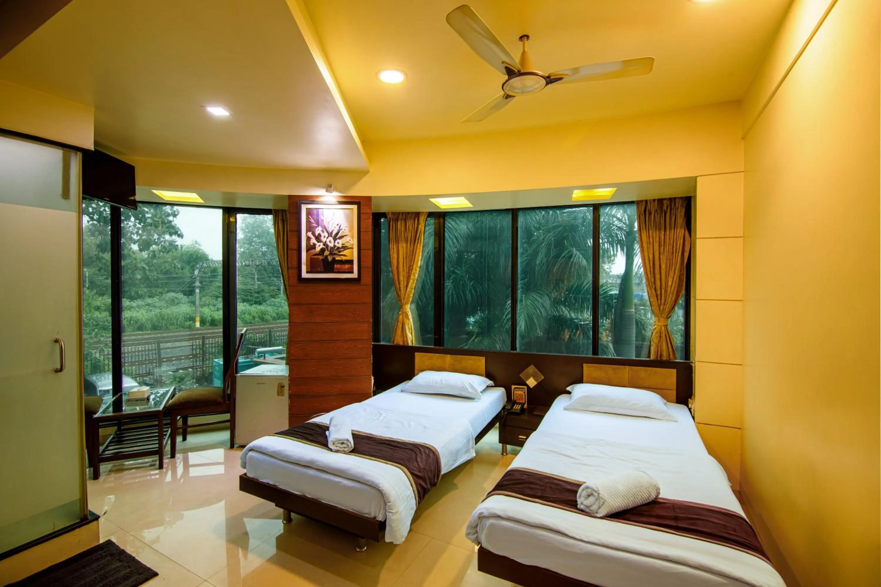 Photo of the whole room, Bed in La Hotel Metro near BKC