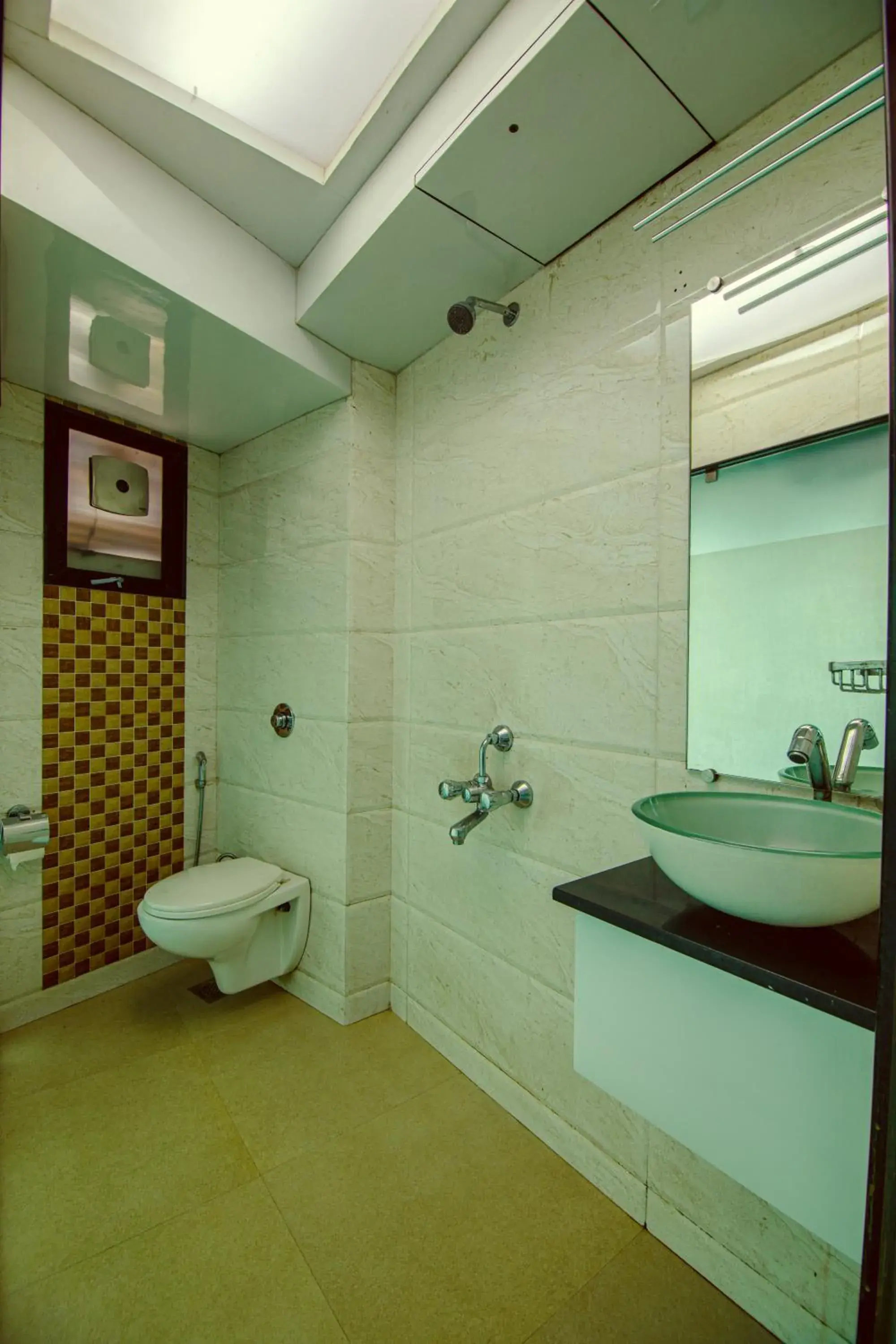 Deluxe Quadruple Room in La Hotel Metro near BKC Deluxe Quadruple Room in La Hotel Metro near BKC