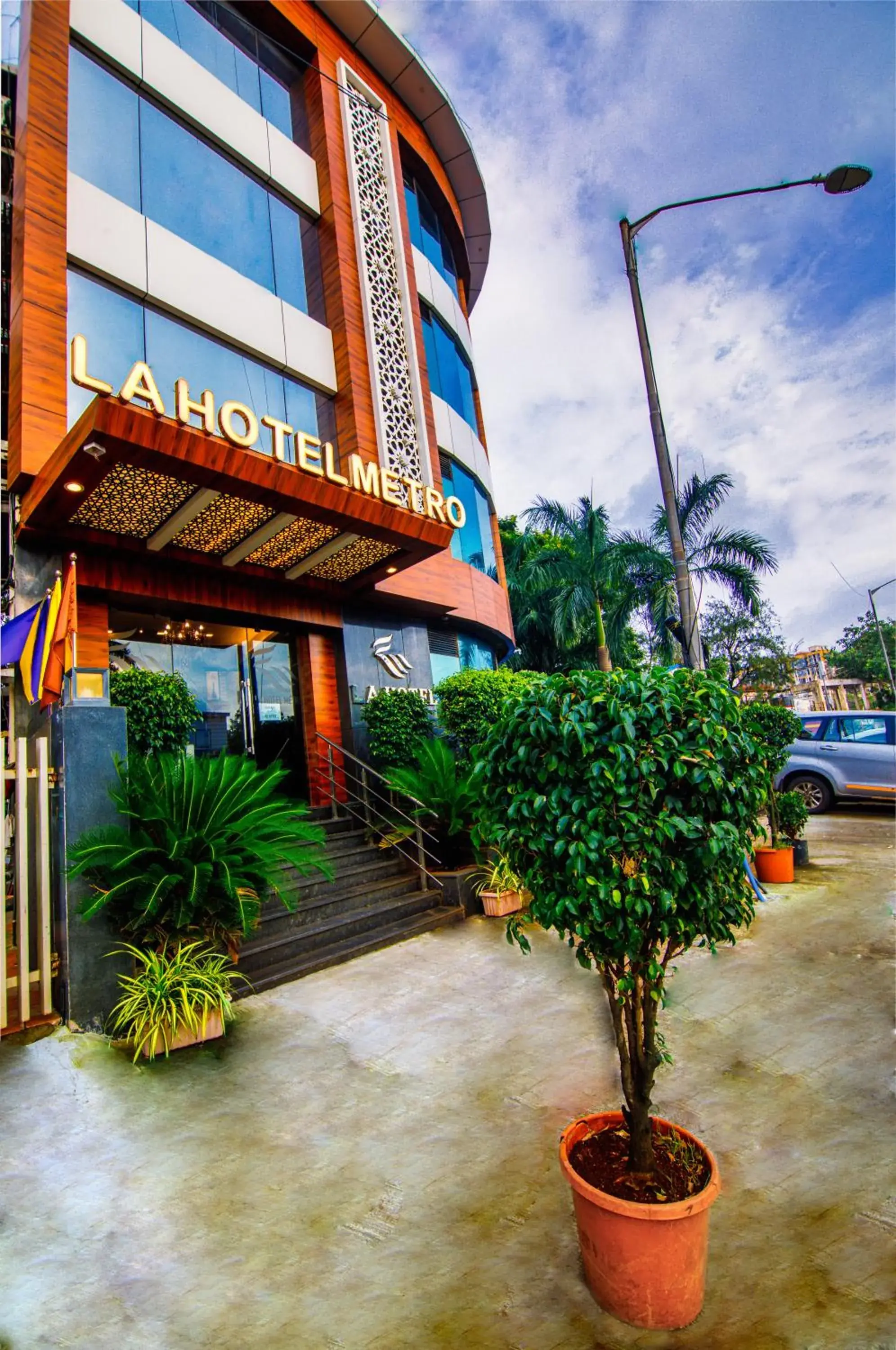 Facade/entrance in La Hotel Metro near BKC Facade/entrance in La Hotel Metro near BKC