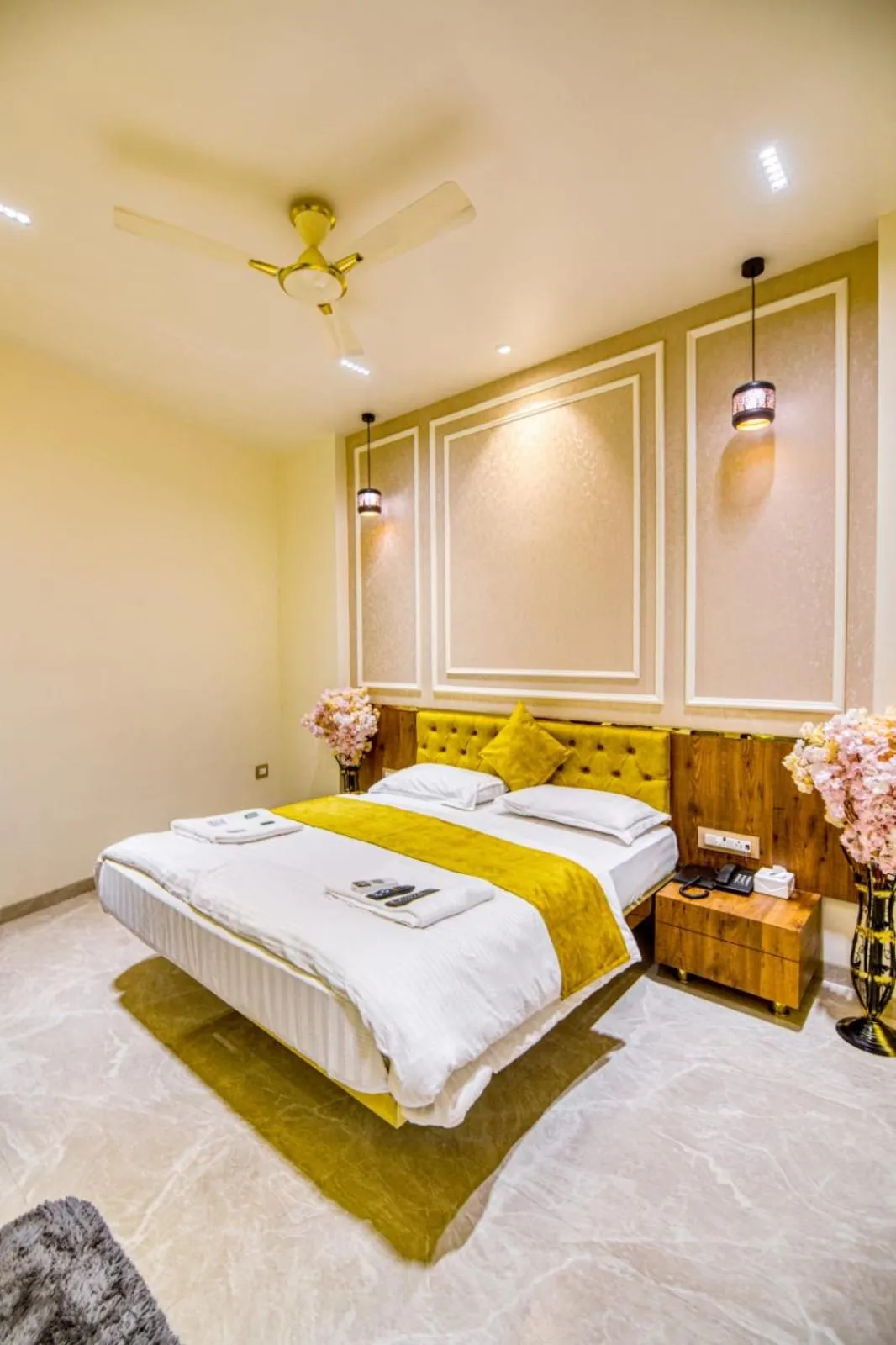 Bedroom, Bed in La Hotel Metro near BKC