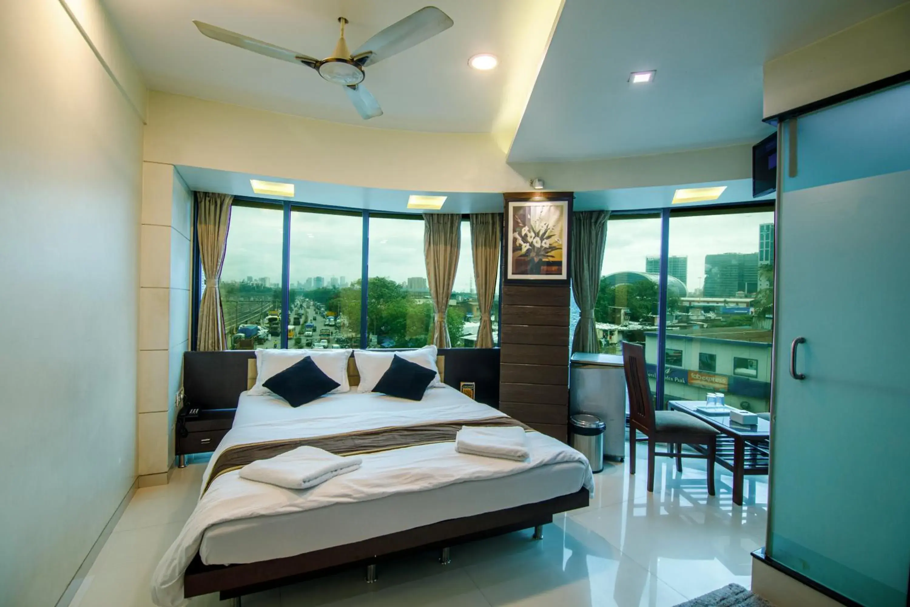 Superior Double Room - single occupancy in La Hotel Metro near BKC Superior Double Room - single occupancy in La Hotel Metro near BKC