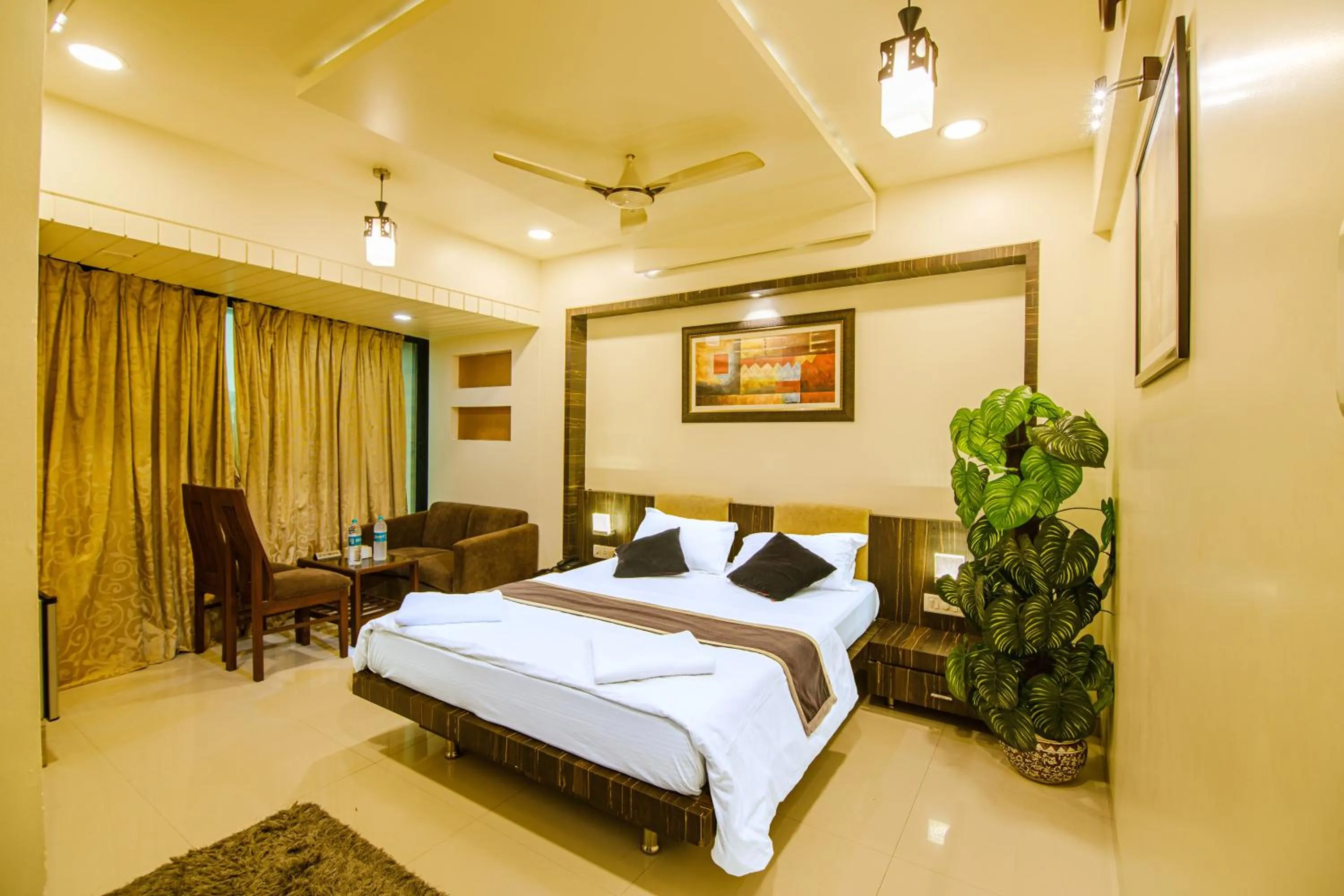 Photo of the whole room, Bed in La Hotel Metro near BKC