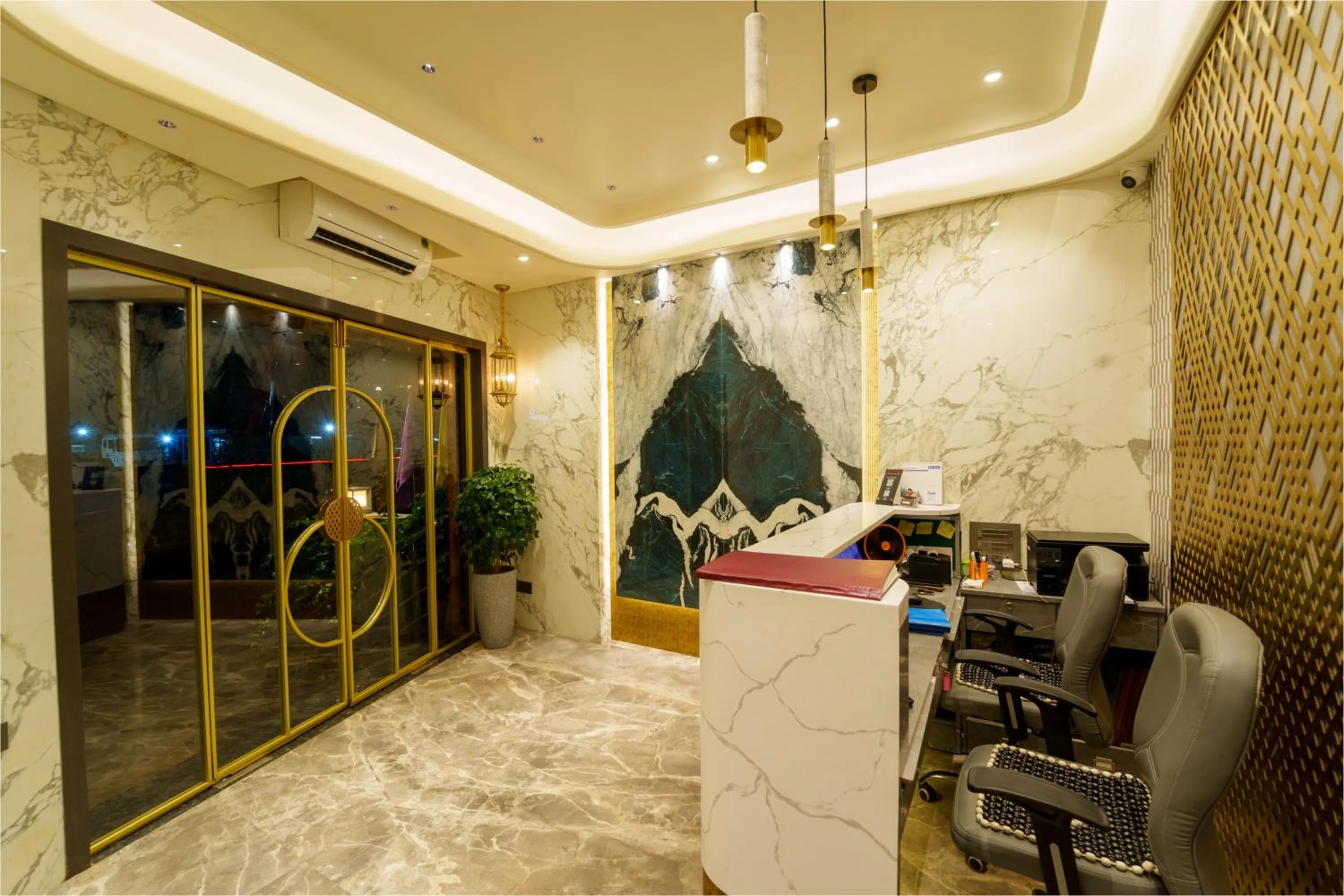 La Hotel Metro near BKC