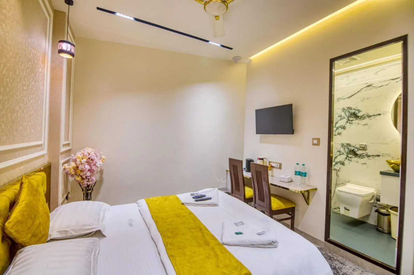 Bed in La Hotel Metro near BKC Bed in La Hotel Metro near BKC