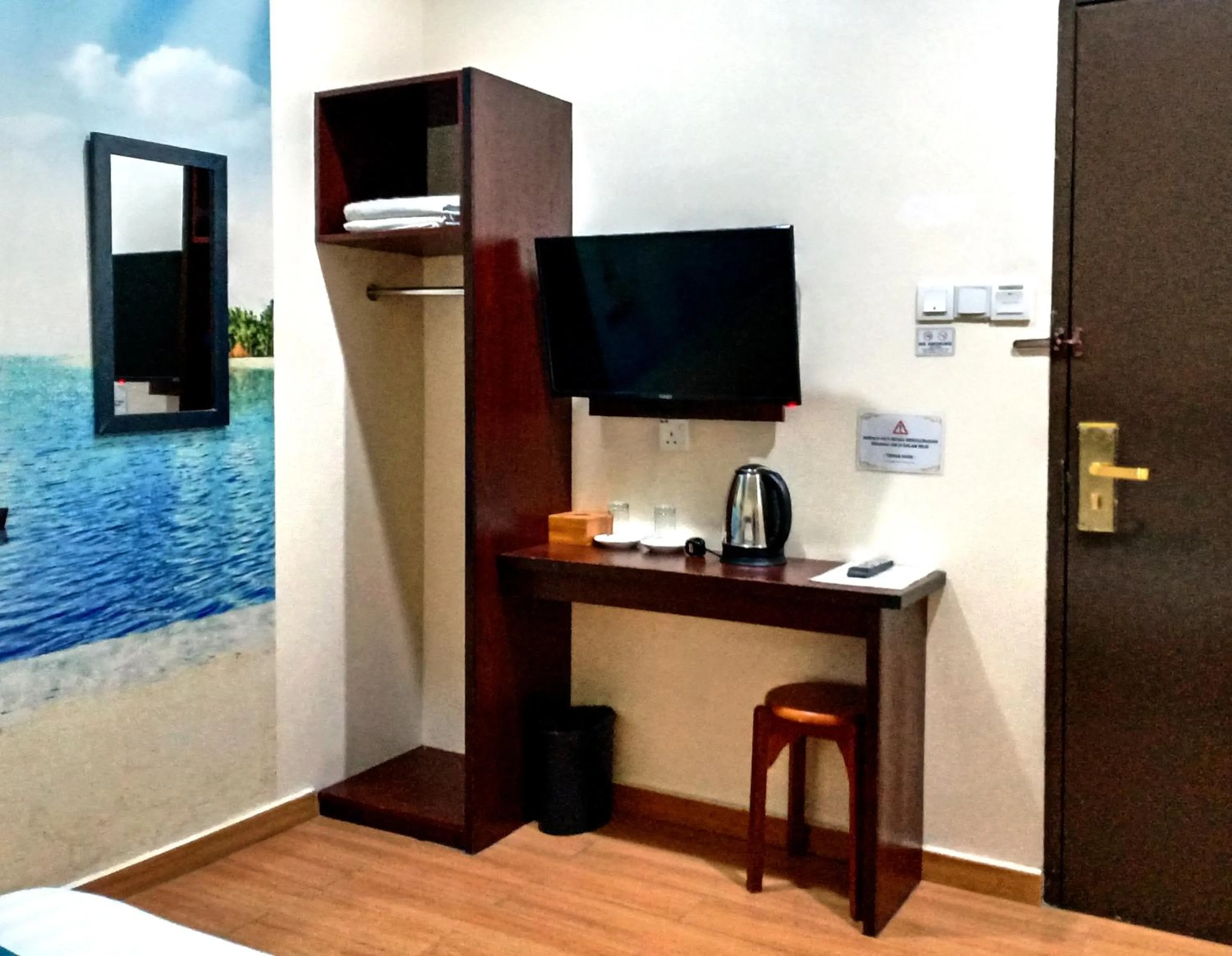 Communal lounge/ TV room in Comfort Hotel