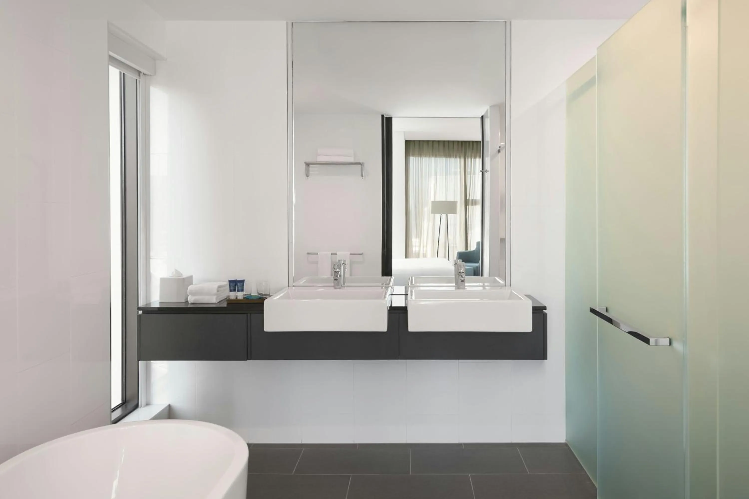 Photo of the whole room, Bed in Four Points by Sheraton Brisbane