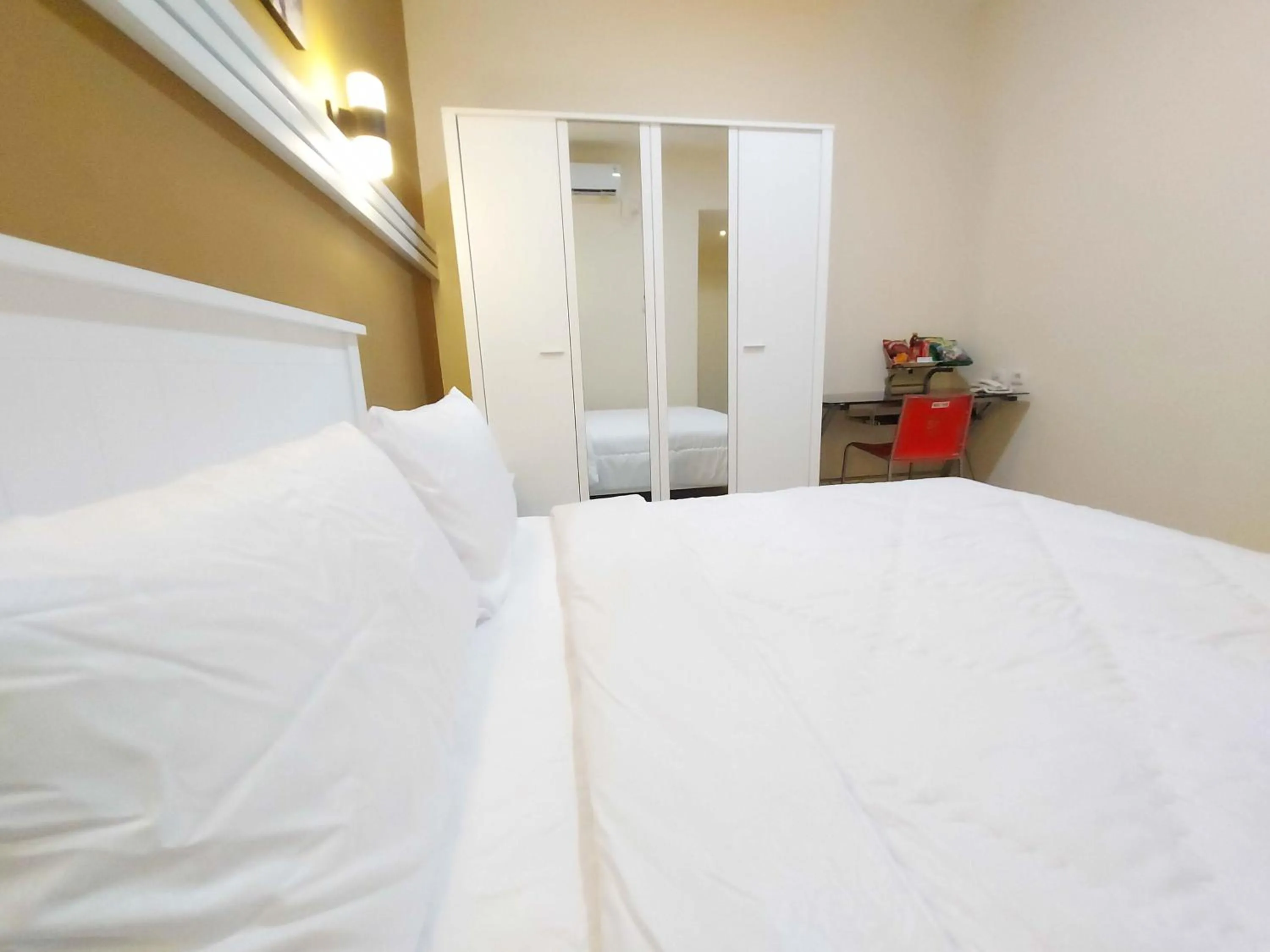 Photo of the whole room, Bed in Rons City Hotel near Simpang Lima Semarang Mitra RedDoorz