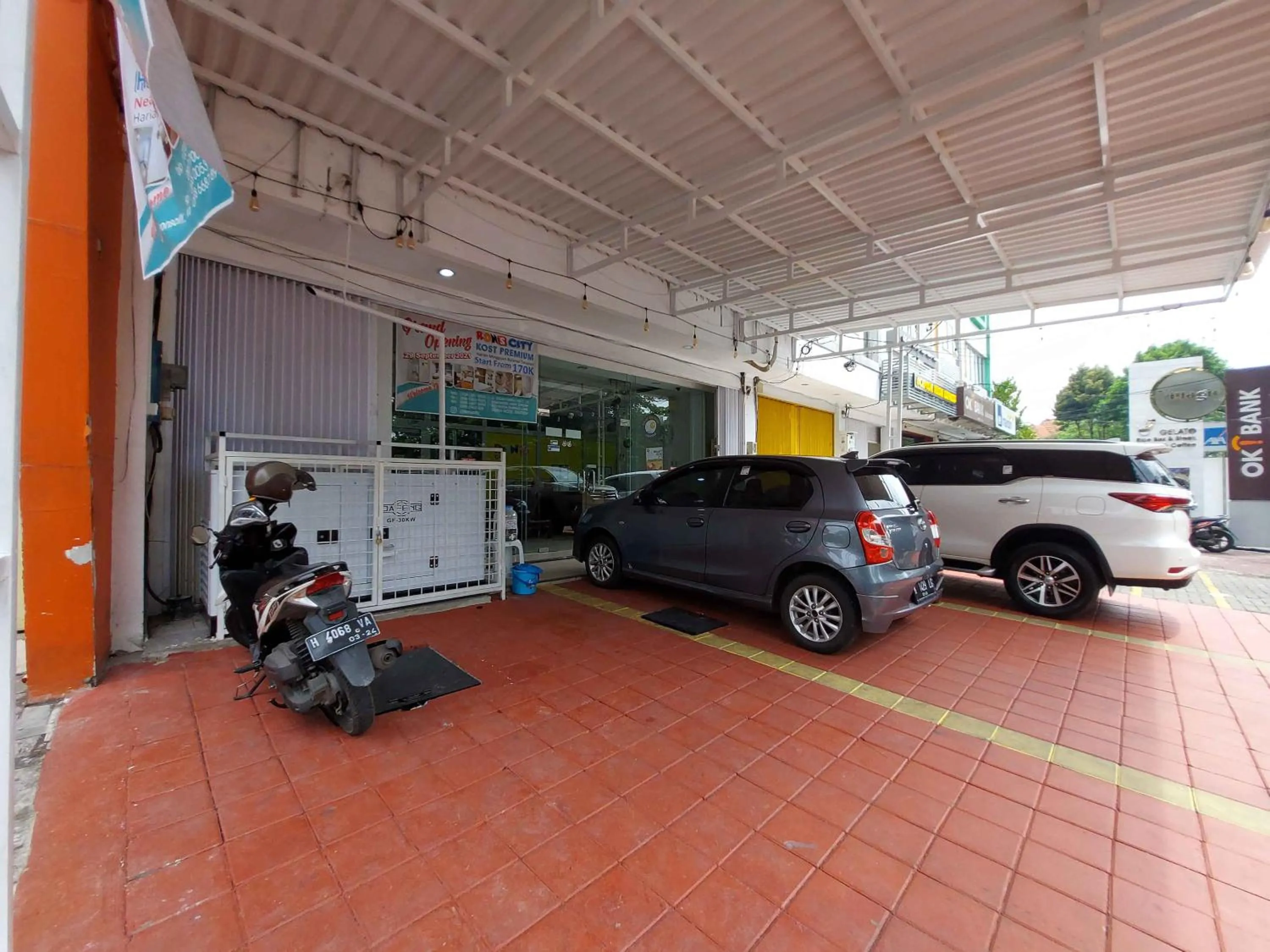 Parking in Rons City Hotel near Simpang Lima Semarang Mitra RedDoorz