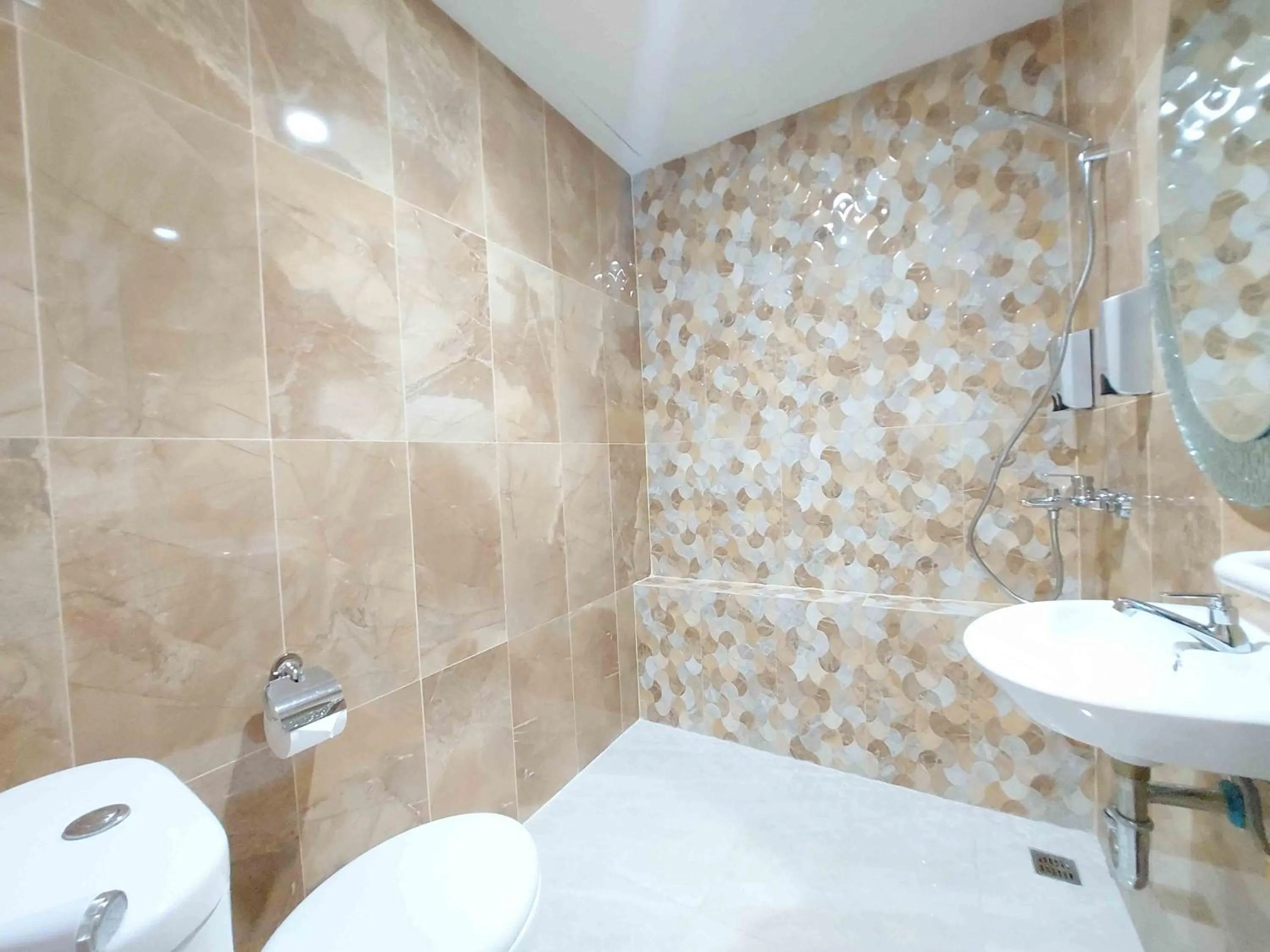 Bathroom in Rons City Hotel near Simpang Lima Semarang Mitra RedDoorz