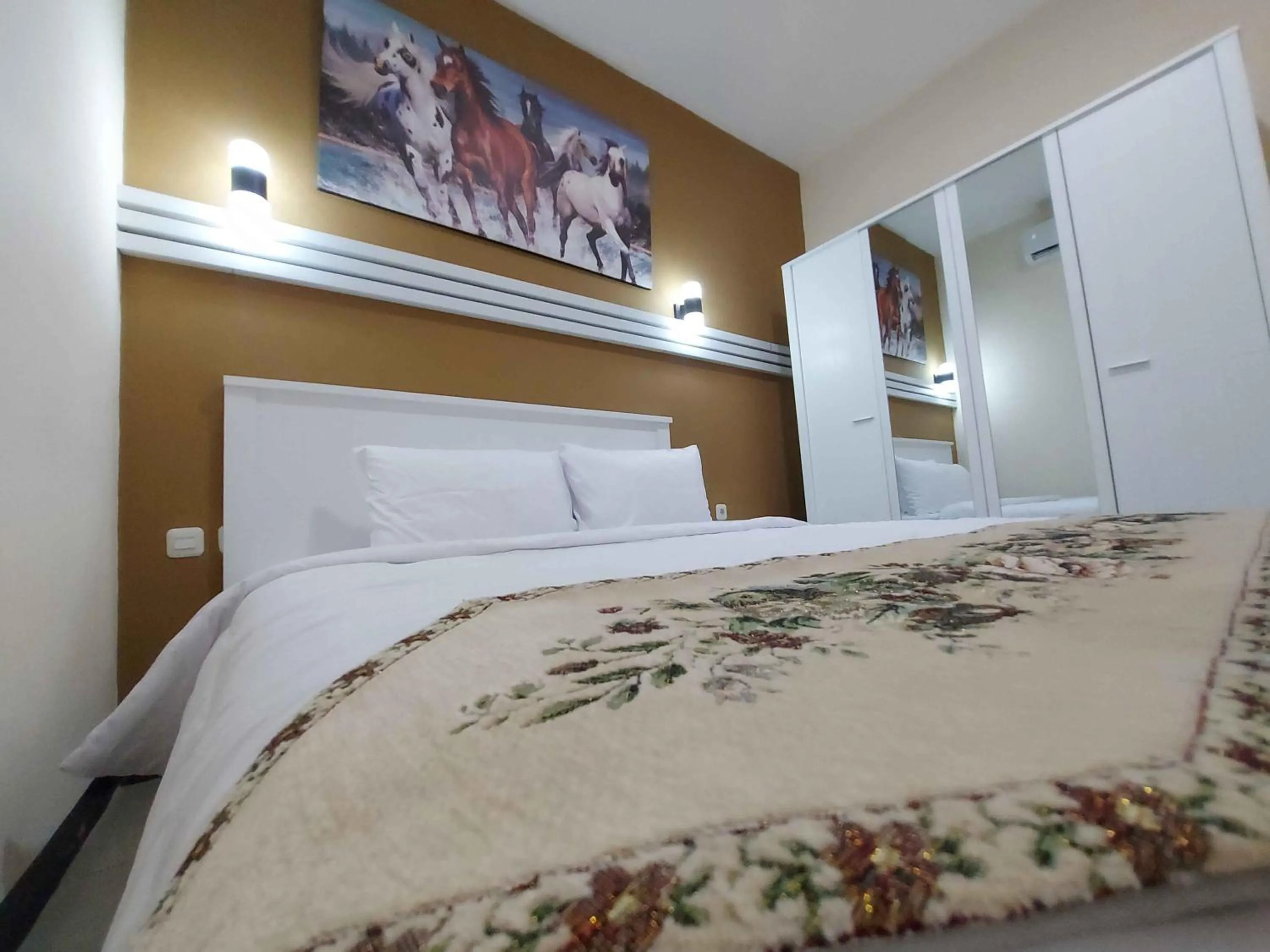 Bed in Rons City Hotel near Simpang Lima Semarang Mitra RedDoorz