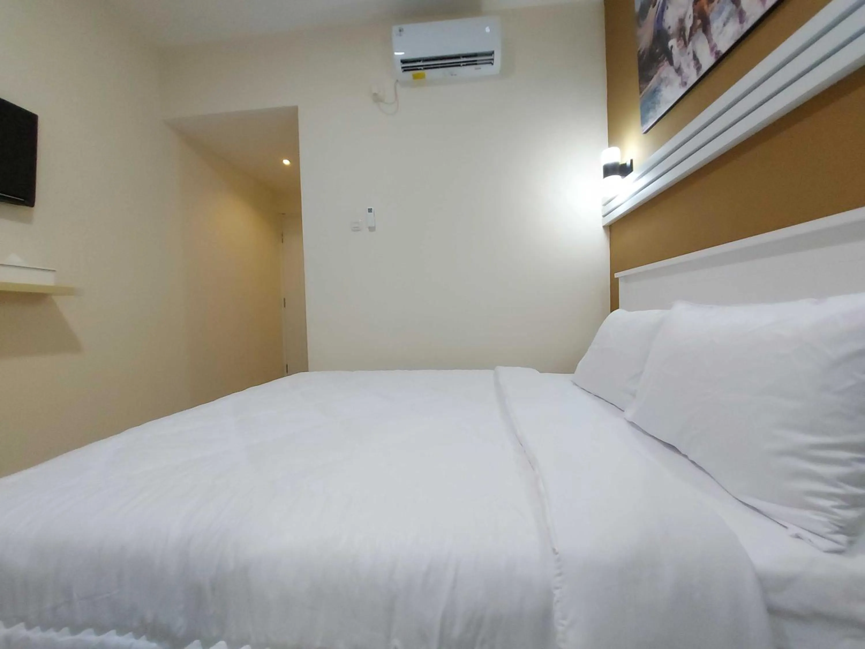 Bed in Rons City Hotel near Simpang Lima Semarang Mitra RedDoorz