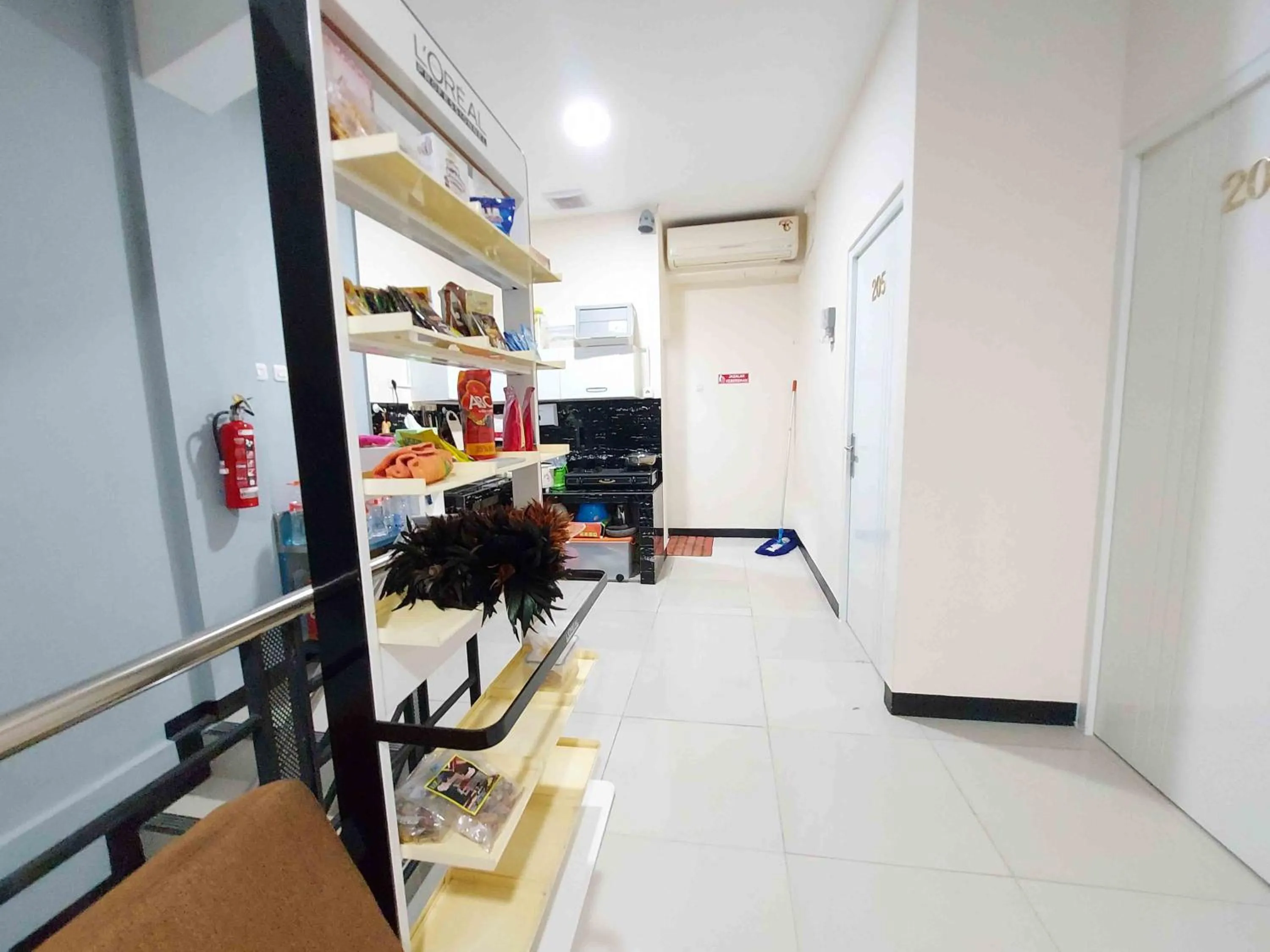 Facade/entrance in Rons City Hotel near Simpang Lima Semarang Mitra RedDoorz