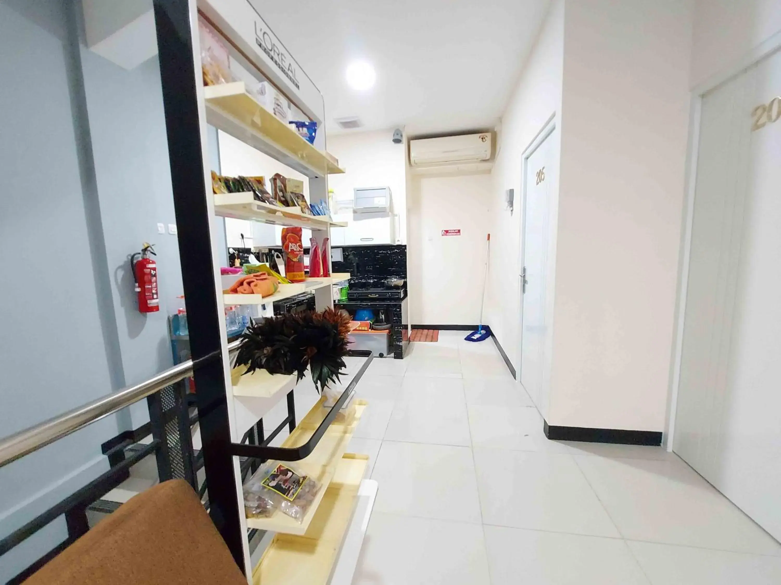 Facade/entrance in Rons City Hotel near Simpang Lima Semarang Mitra RedDoorz Facade/entrance in Rons City Hotel near Simpang Lima Semarang Mitra RedDoorz