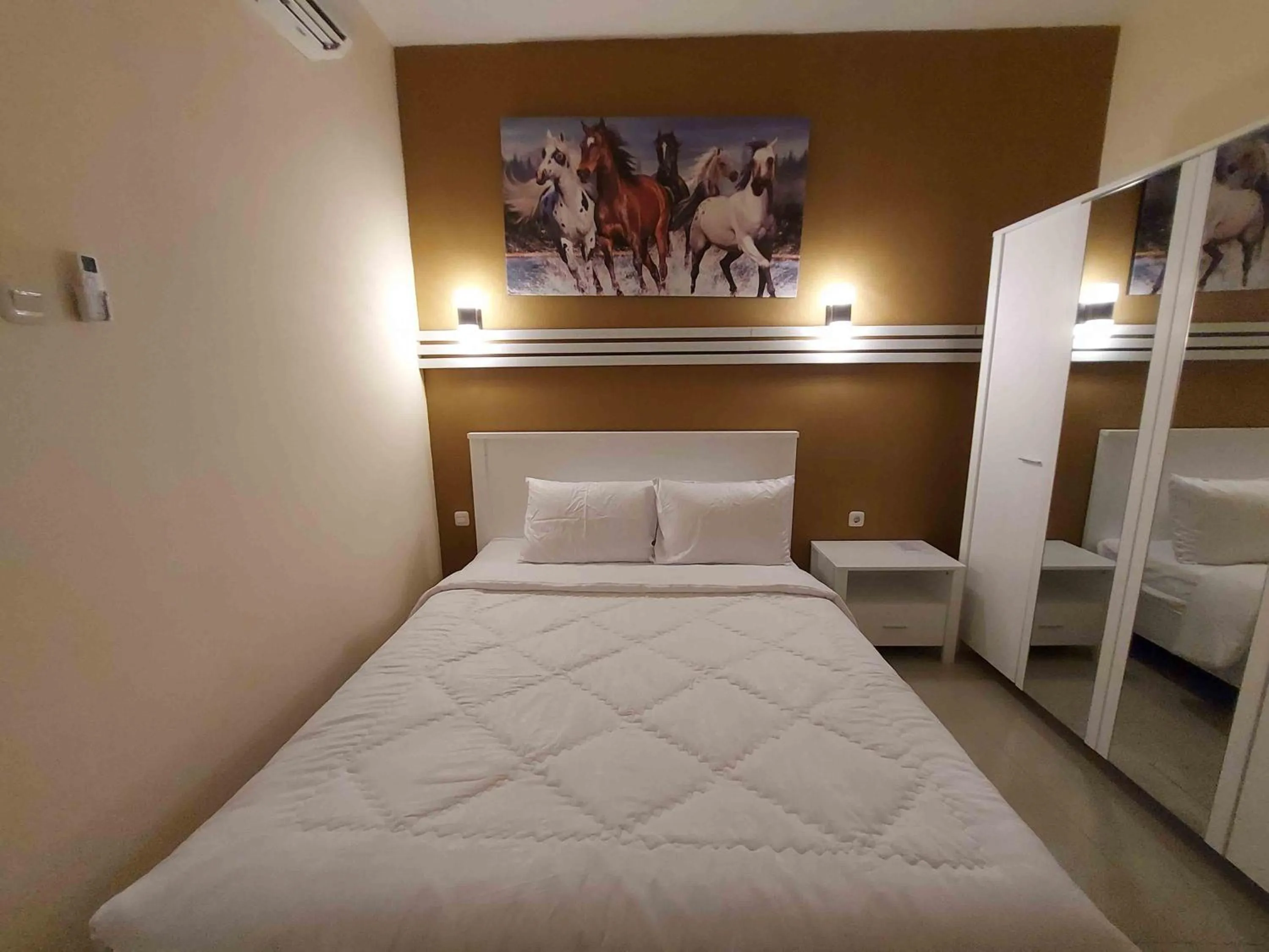 Bedroom, Bed in Rons City Hotel near Simpang Lima Semarang Mitra RedDoorz