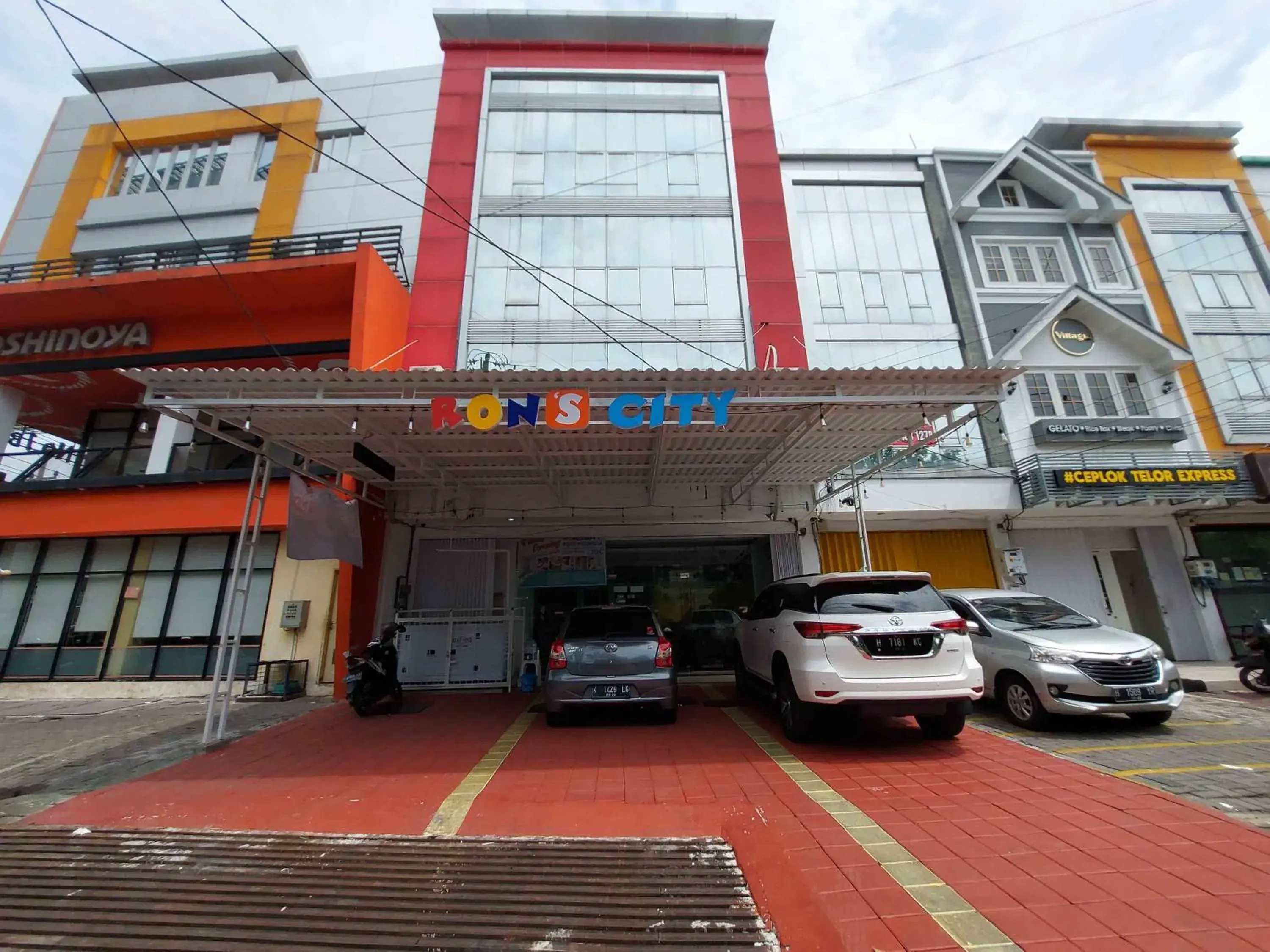 Property building in Rons City Hotel near Simpang Lima Semarang Mitra RedDoorz Property building in Rons City Hotel near Simpang Lima Semarang Mitra RedDoorz